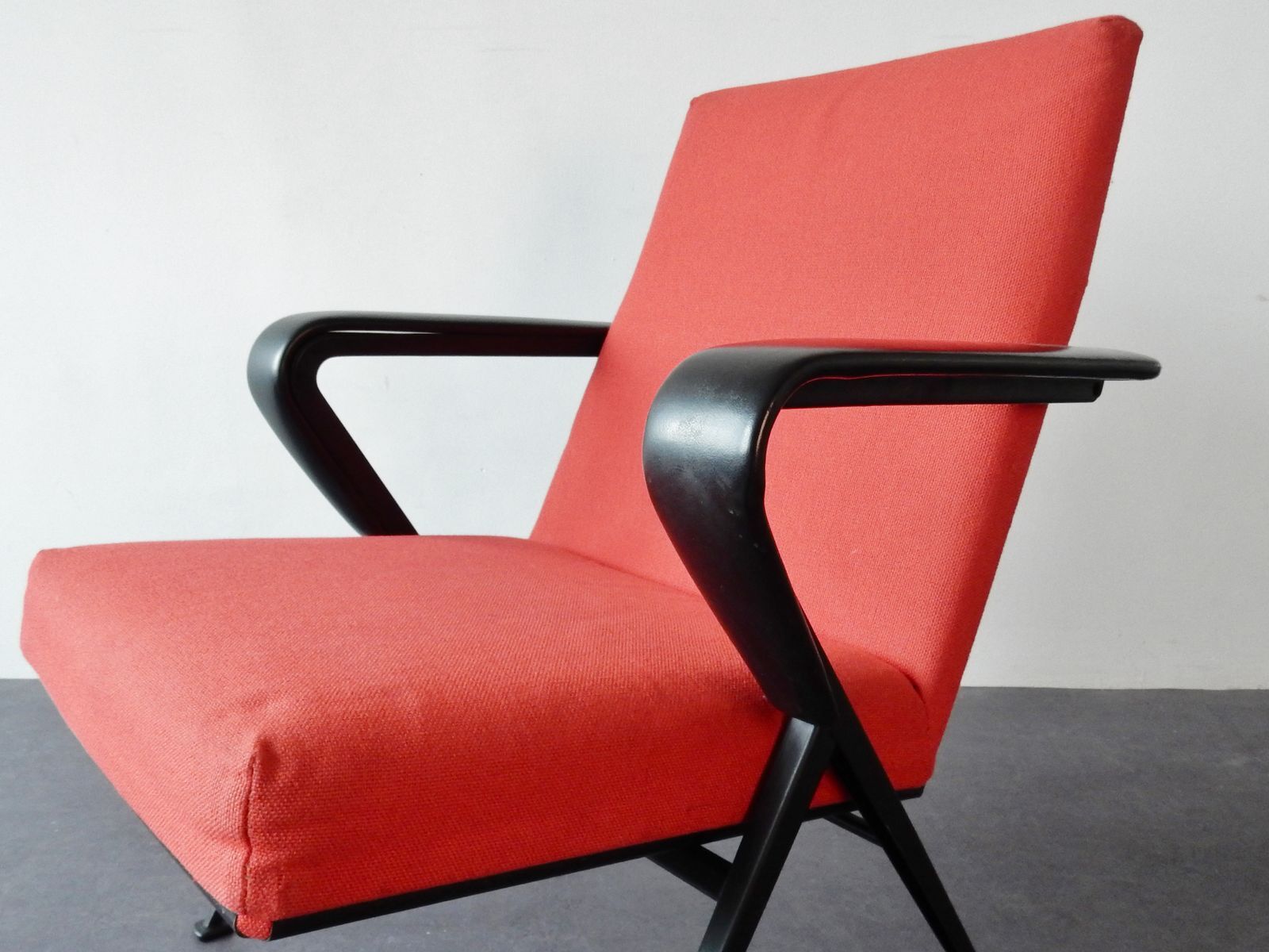 Model chair resting by Friso Kramer for Ahrend de Cirkel 1965