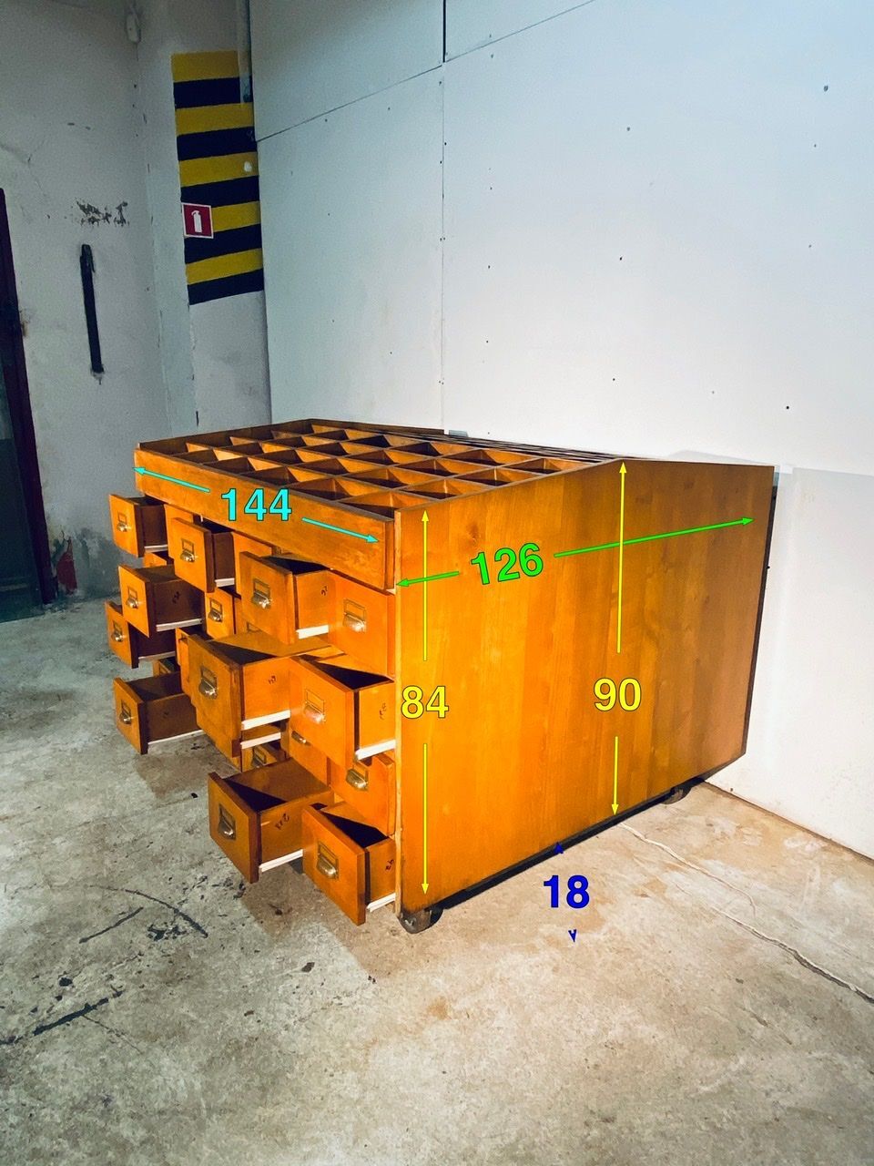 Classeur en bois avec 32 tiroirs vintage