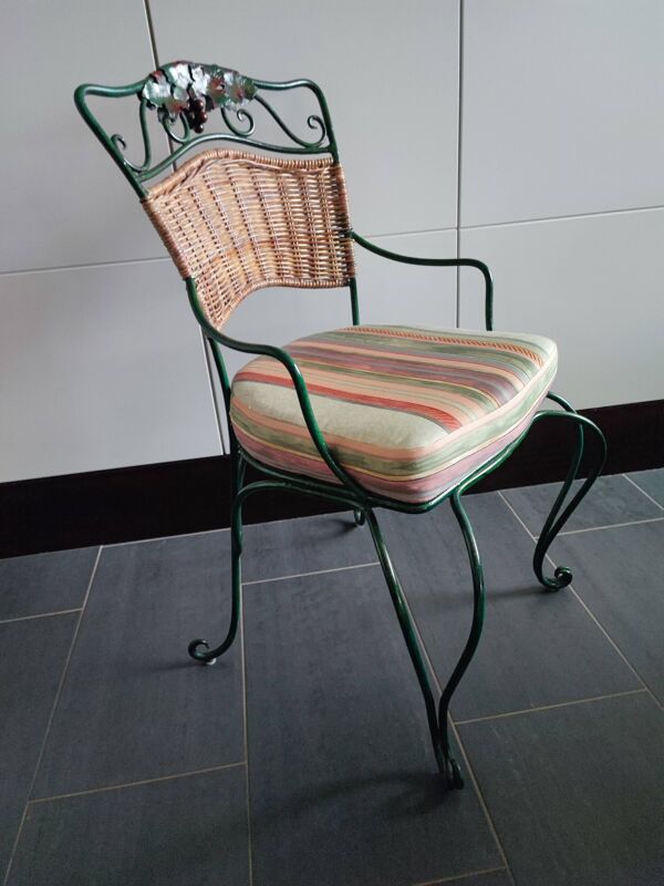 Chaise en métal et rotin avec un décor de vigne et raisin
