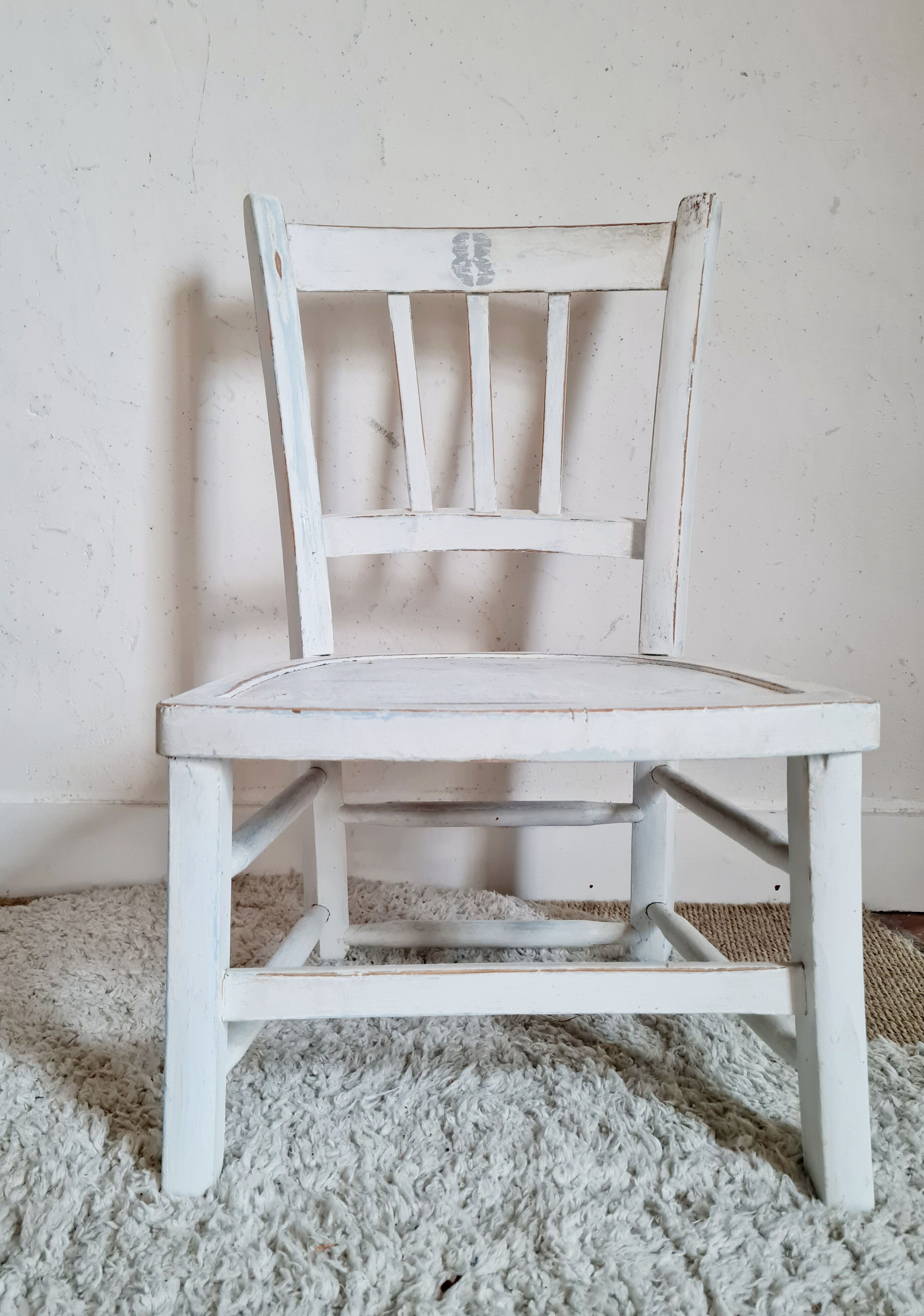 Chaise bistrot en bois ancienne patine blanche