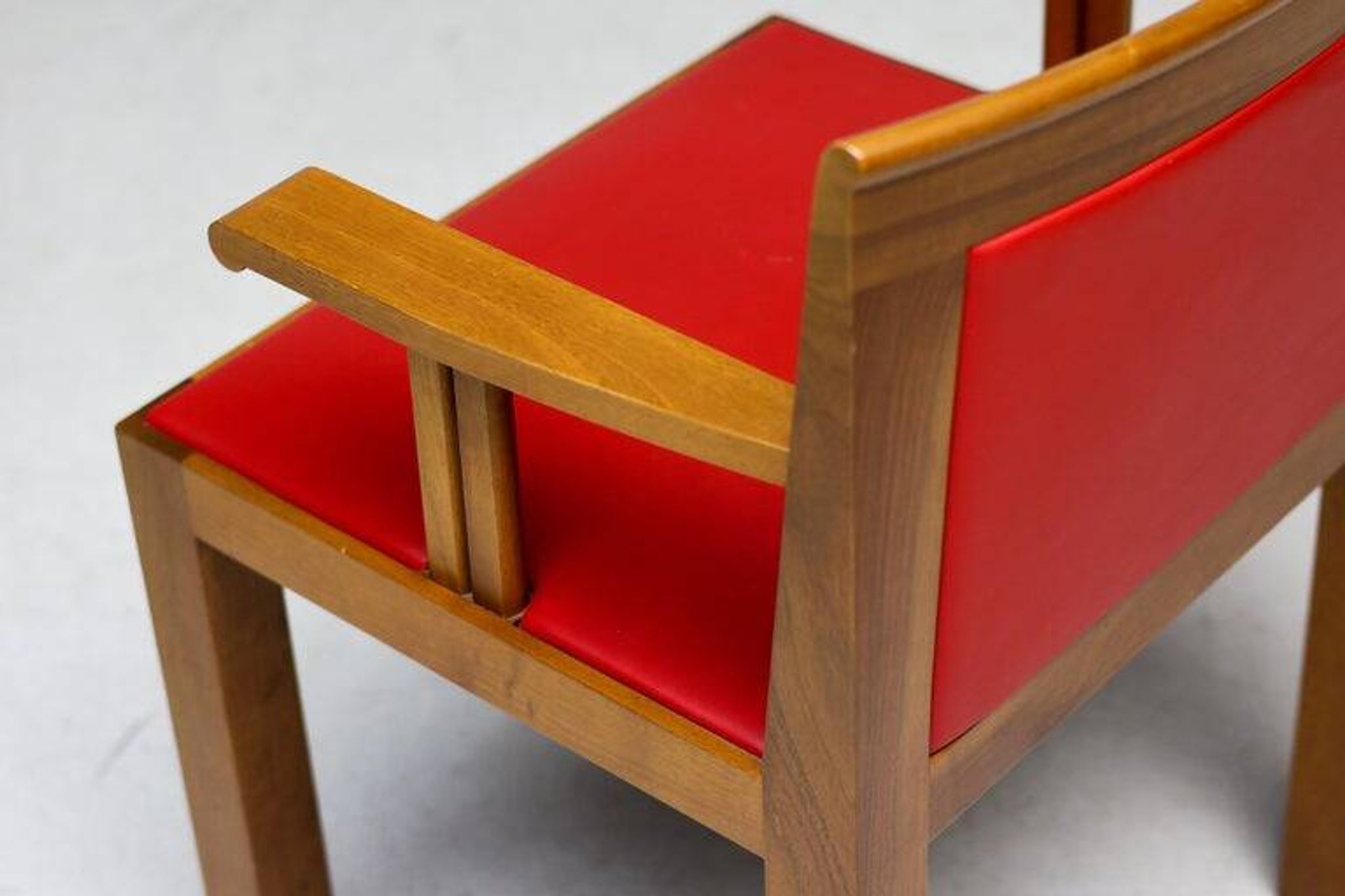 A masterpiece of Italian modernism: eleven Aldo Rossi red Teatro arm chairs