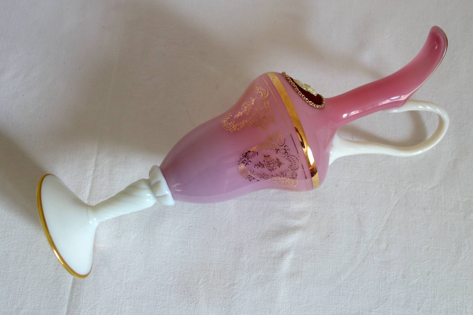 Ancienne aiguière en verre rose en blanc - camée velours