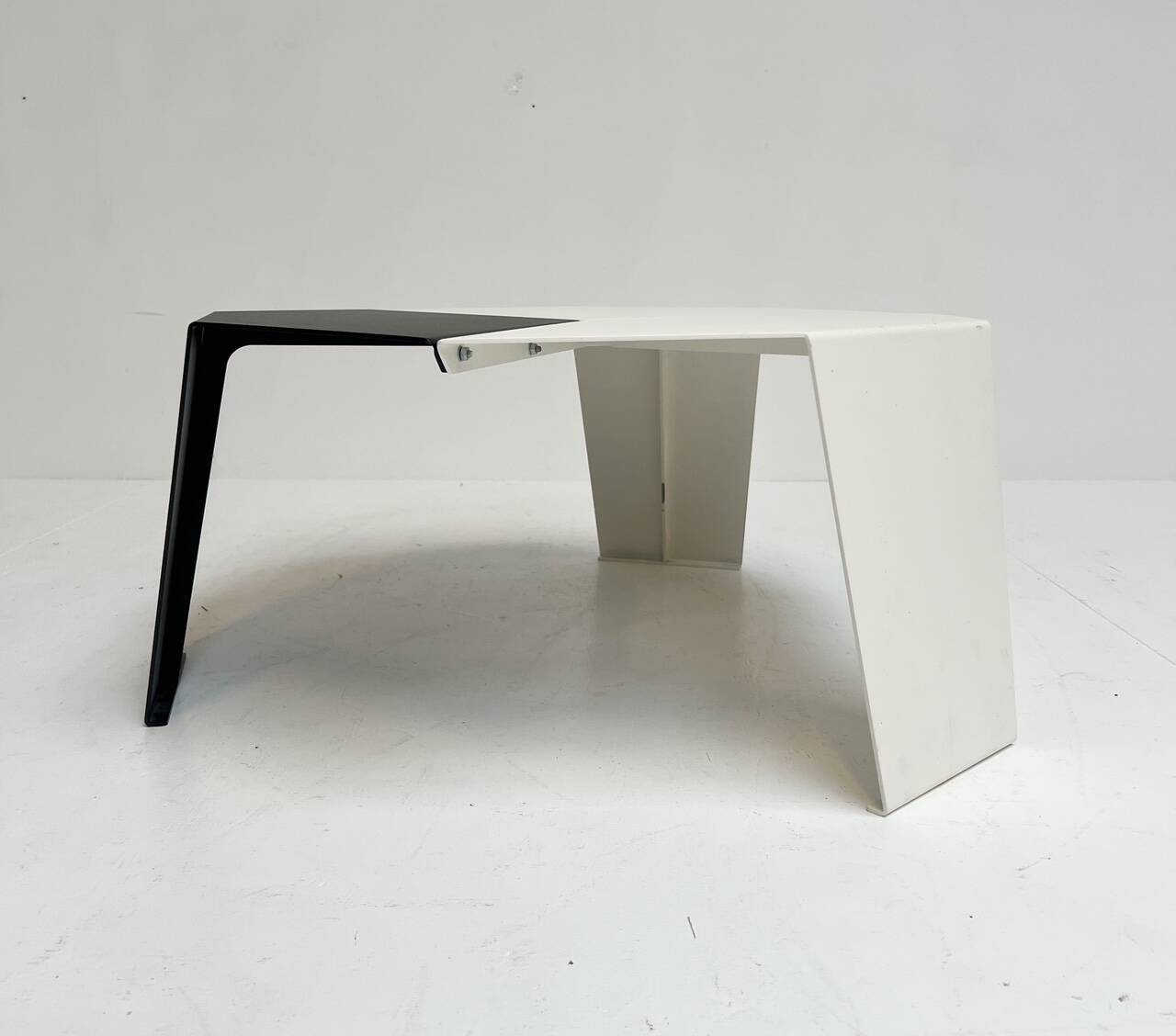Table d'appoint OVNI par Edwin van Sommeren, après 2000