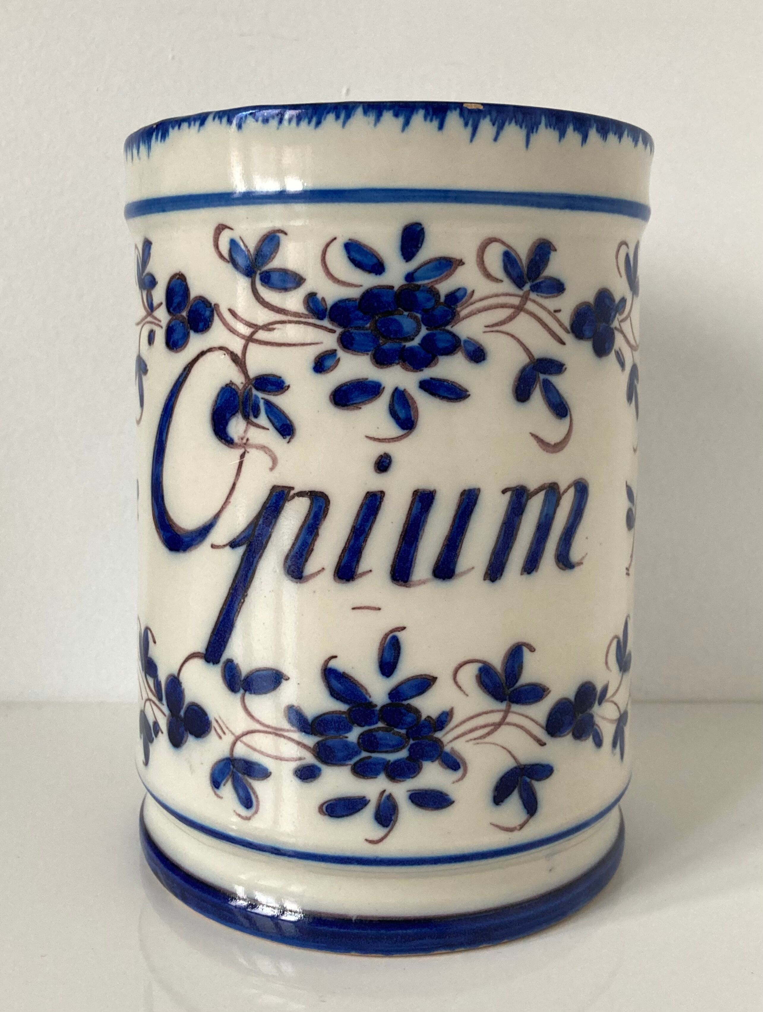 Pot à ustensiles inscrit « opium » en faïence de Martres-Tolosane à décor bleu-blanc
