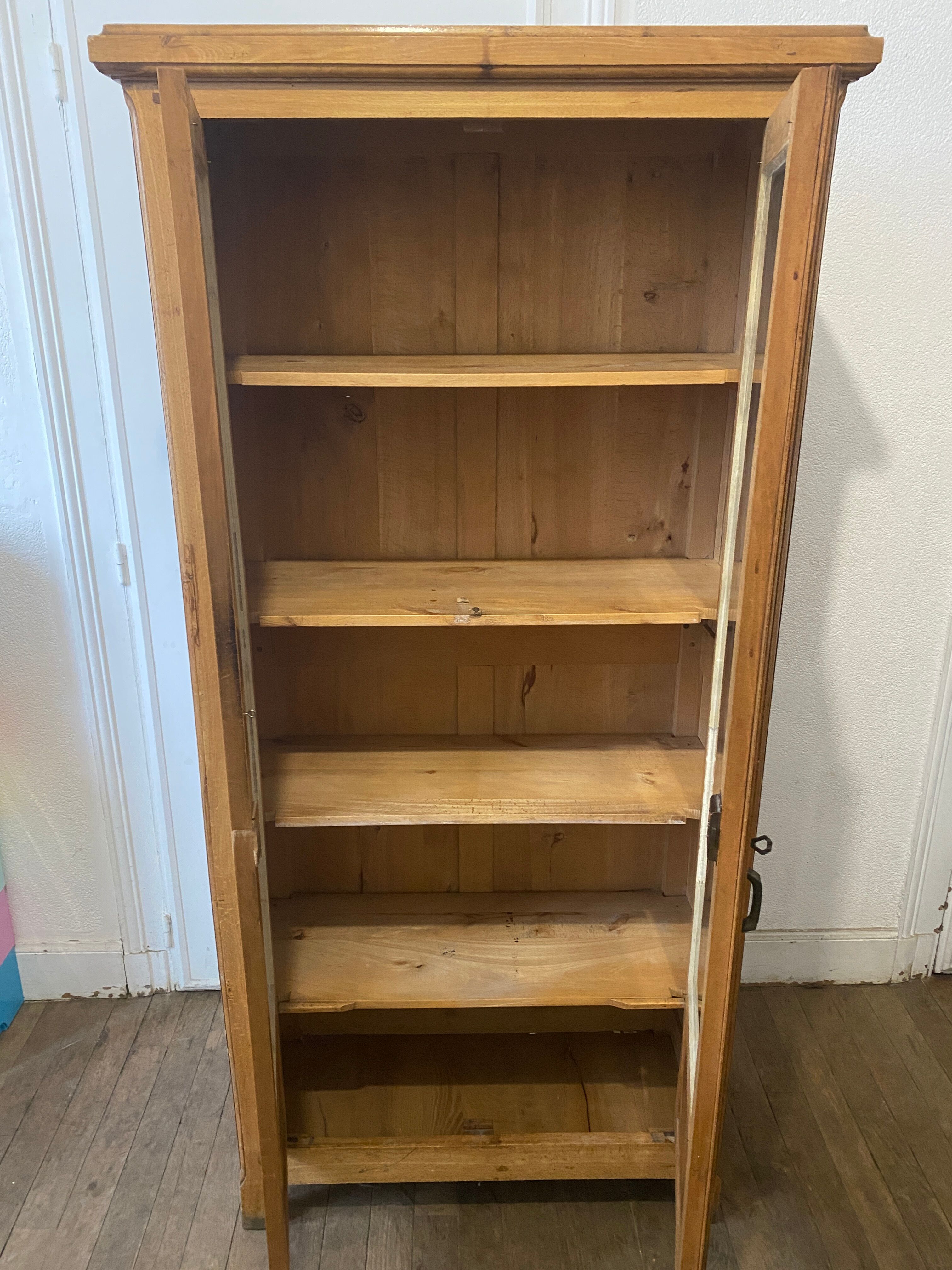 Small old Parisian showcase