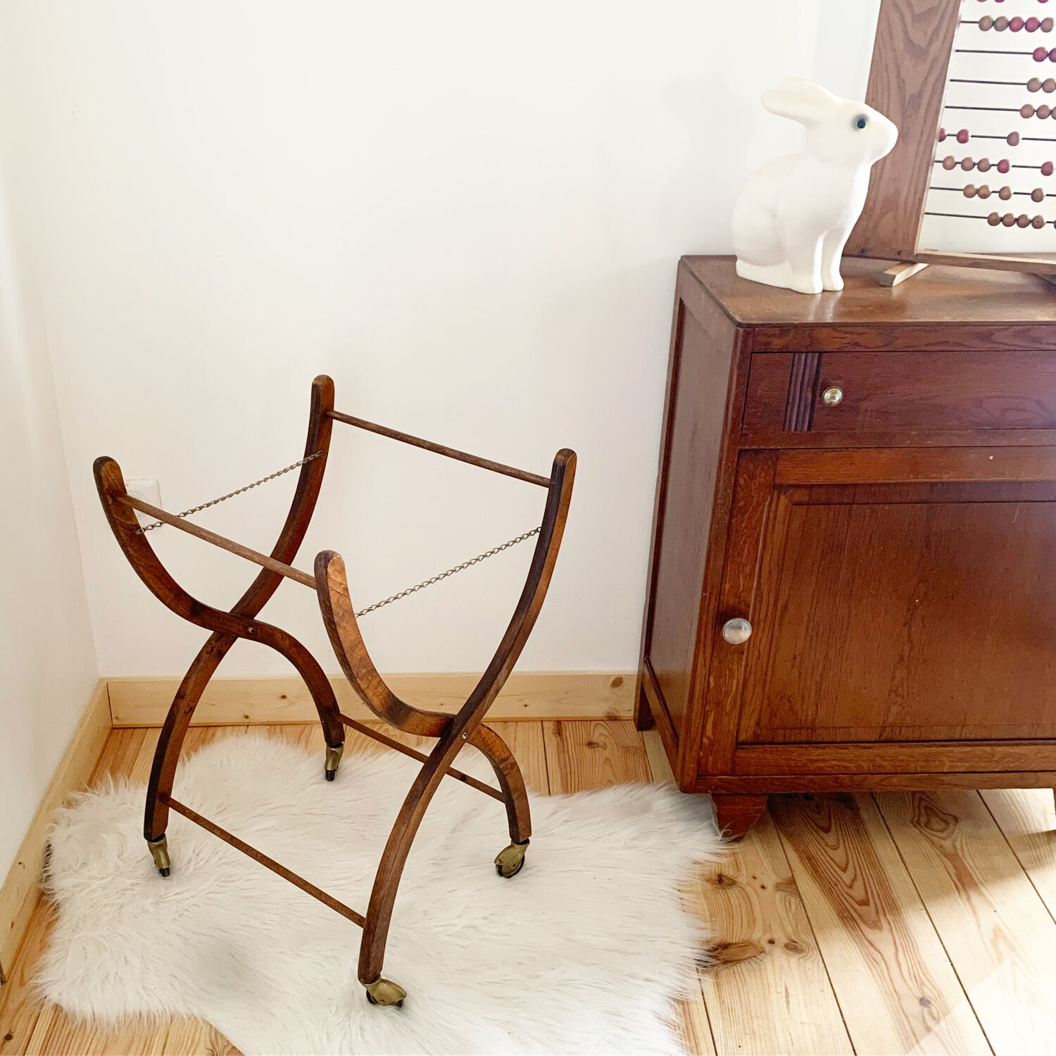 Berceau en rotin vintage et son support à roulettes