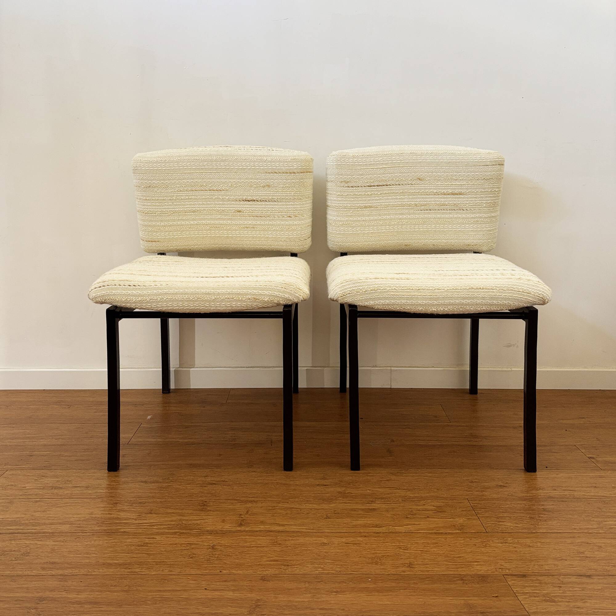 Paire de chaises modernistes en tissu