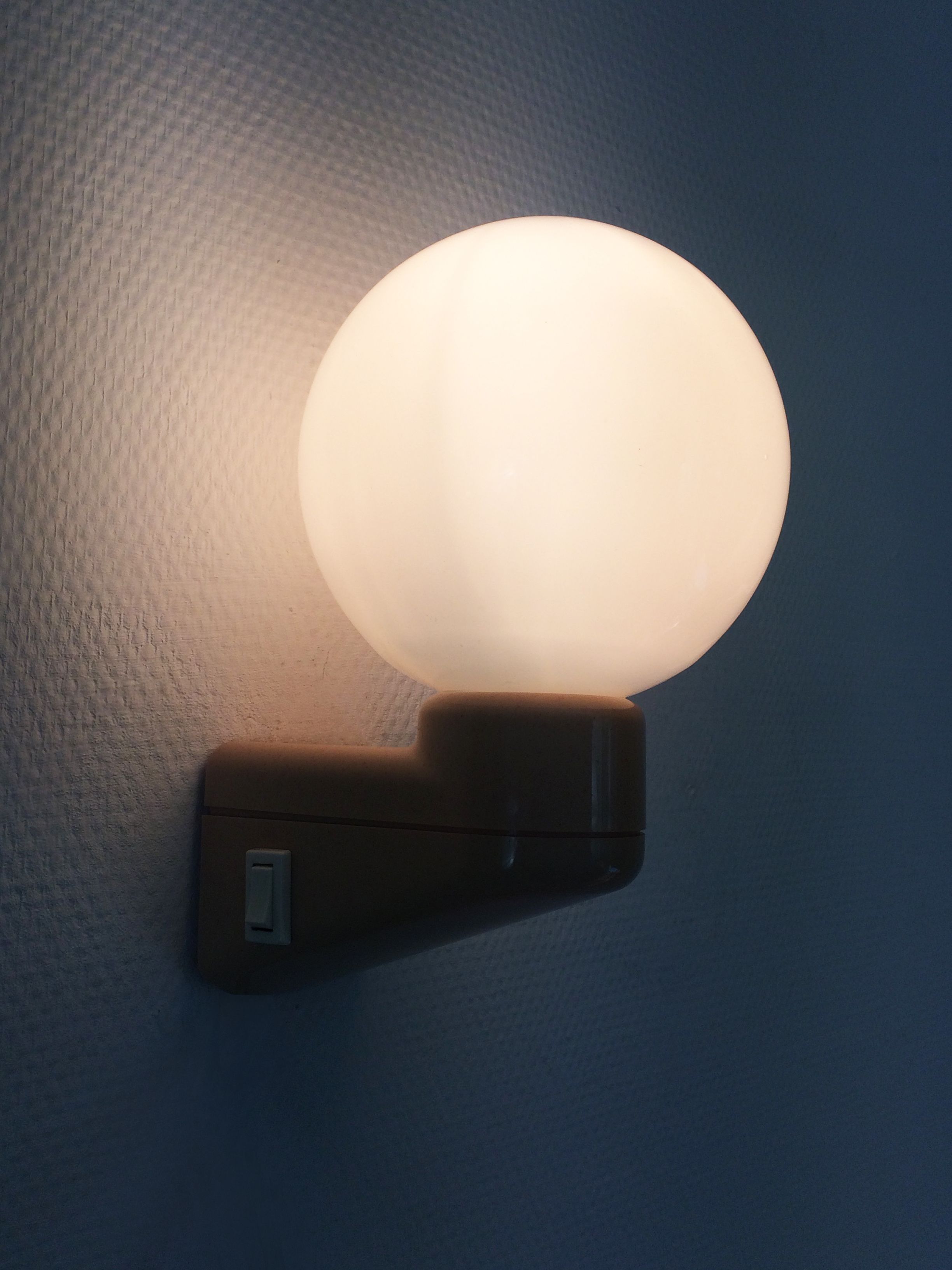 Vintage wall lamp in beige pvc with pink dot and globe in white opaline. Year 70