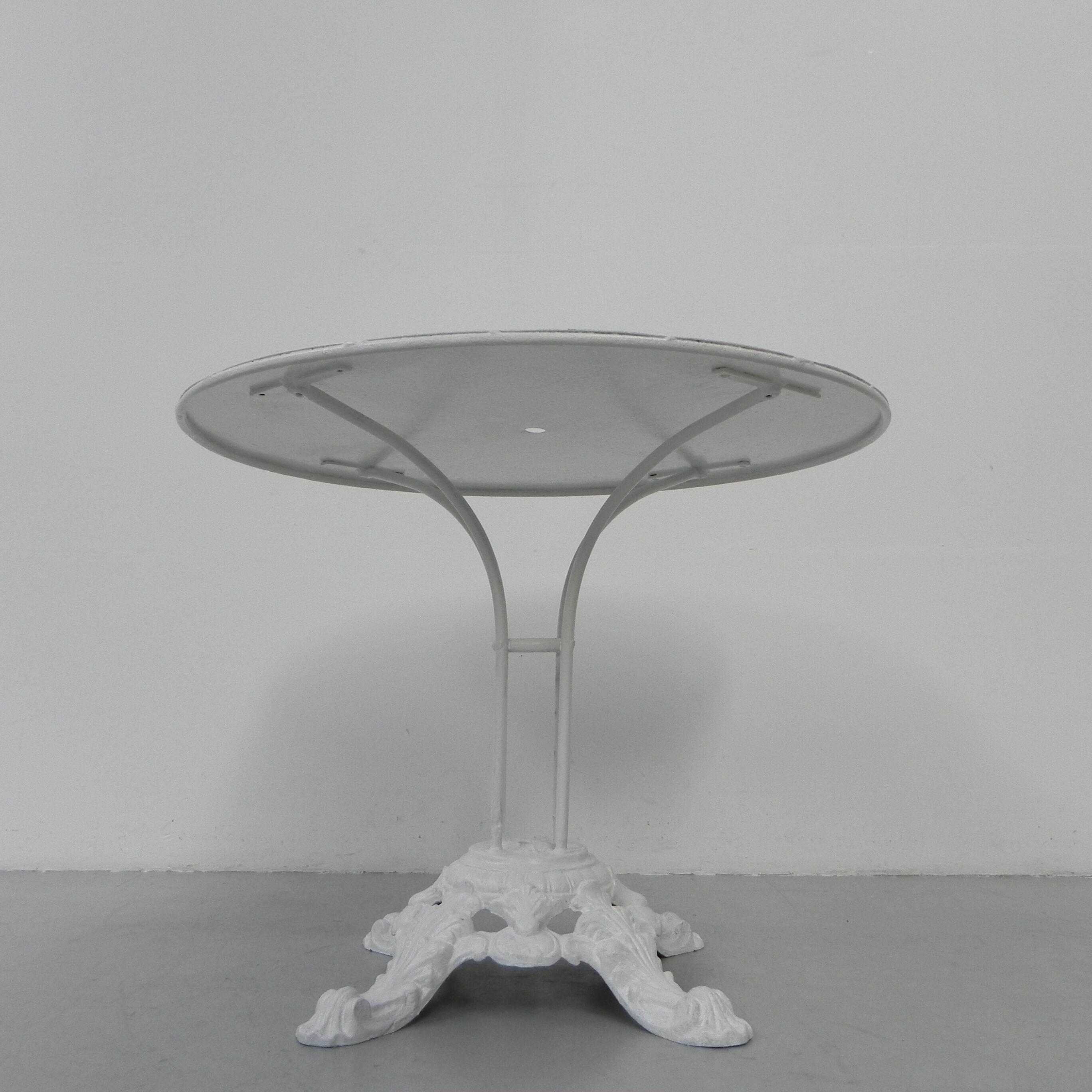Table de jardin en acier avec base en fonte