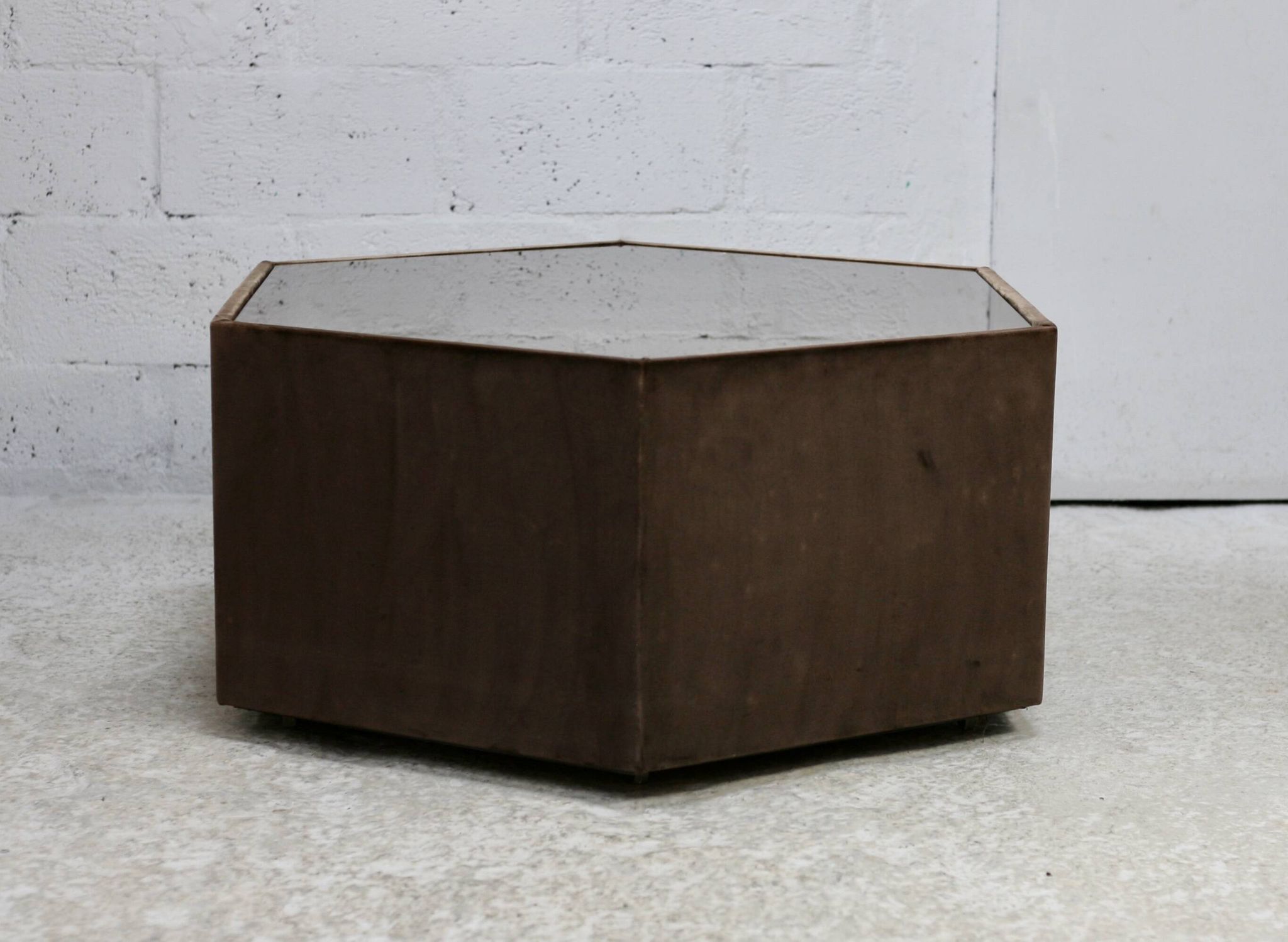 Table space age, hexagonale. Bois, velours et miroir fumé. Circa 1970