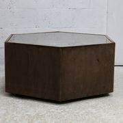 Table space age, hexagonale. Bois, velours et miroir fumé. Circa 1970