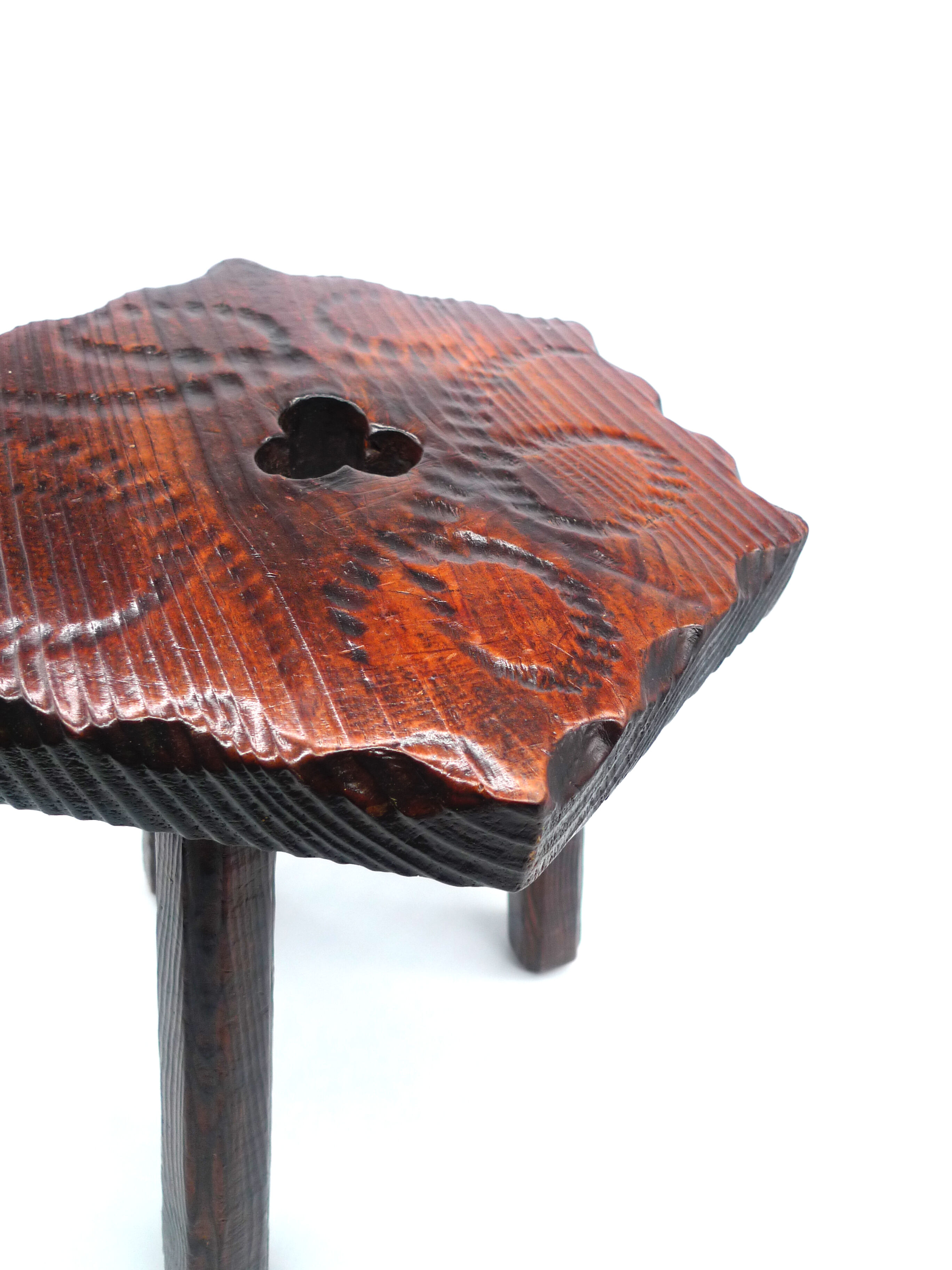 Tabouret trépied en bois brutaliste