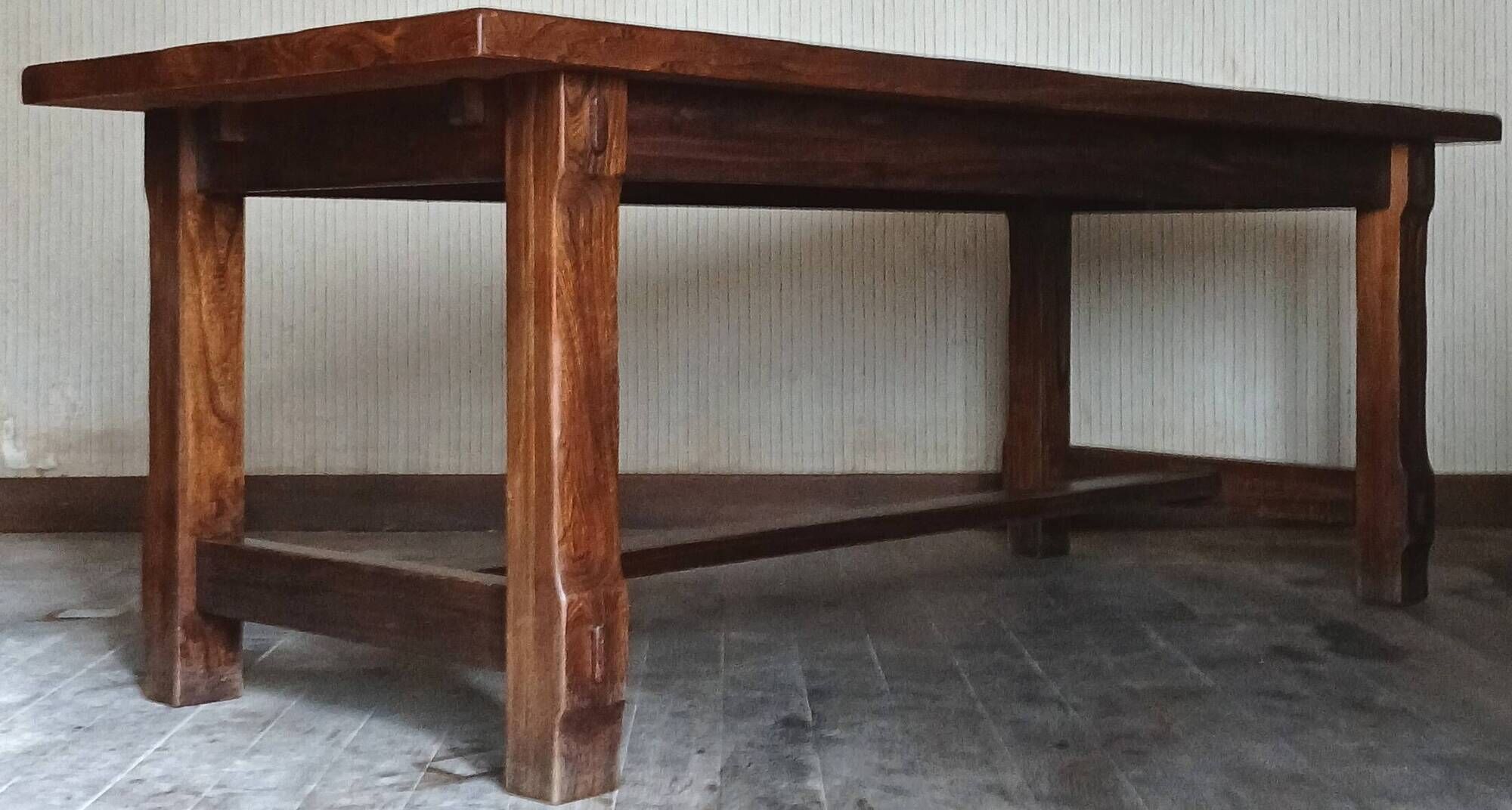 Table de ferme XXL rustique brutaliste "Olavi" en orme teinté NF meubles 12 convives