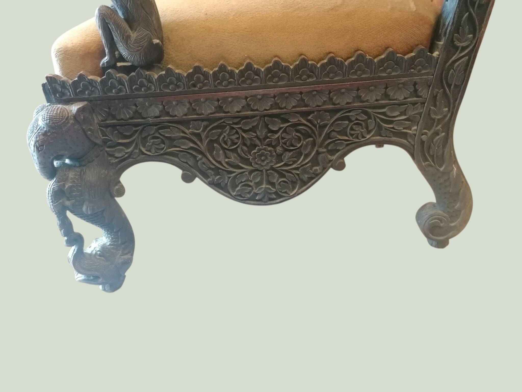 Indian throne chair in carved red wood - Buddhist / Hindu.