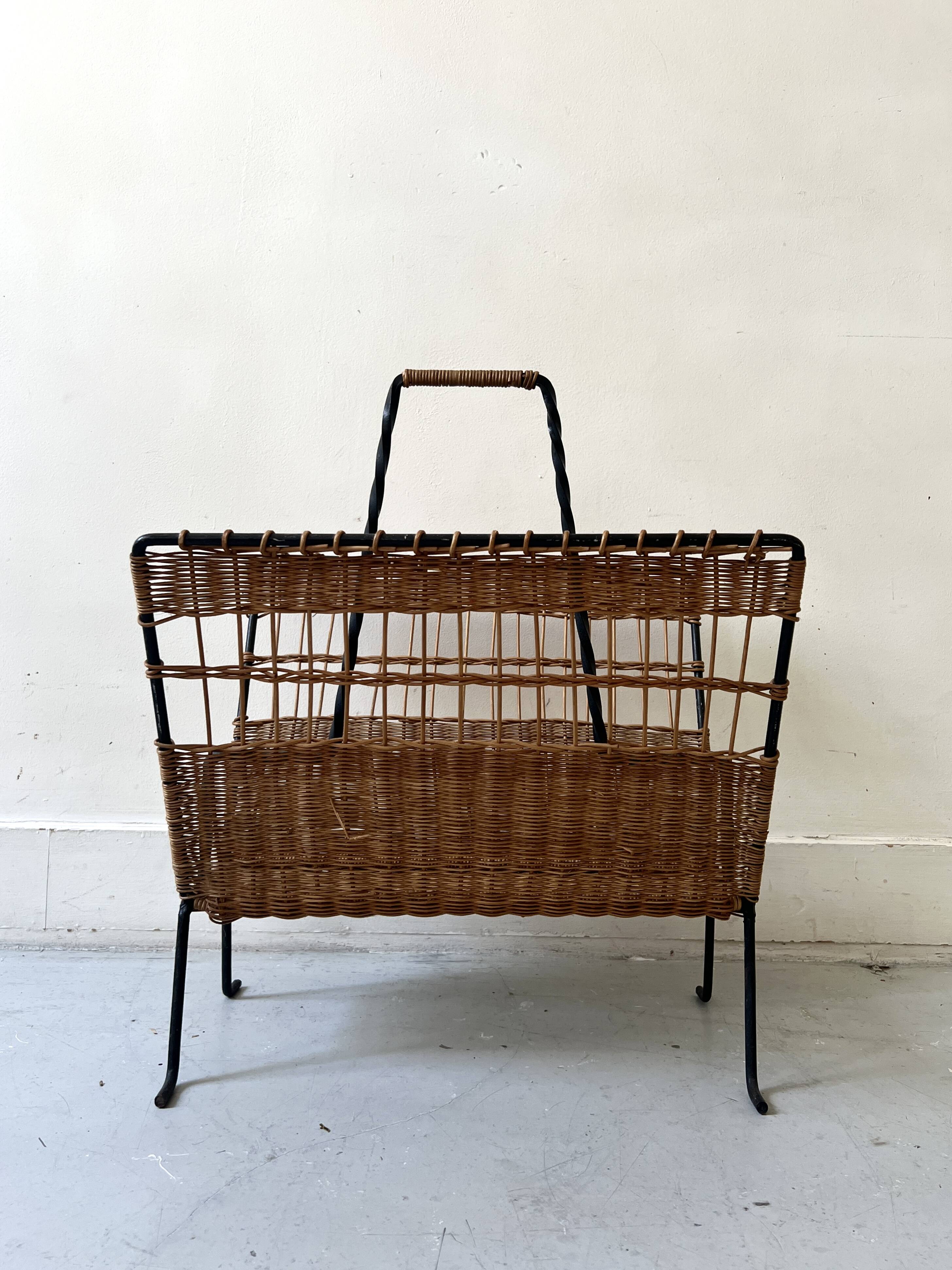 Porte revue en fer forgé noir et rotin dlg Raoul Guys, 1950