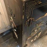 Ancien meuble chinois laqué noir orné de pierres dures / cabinet