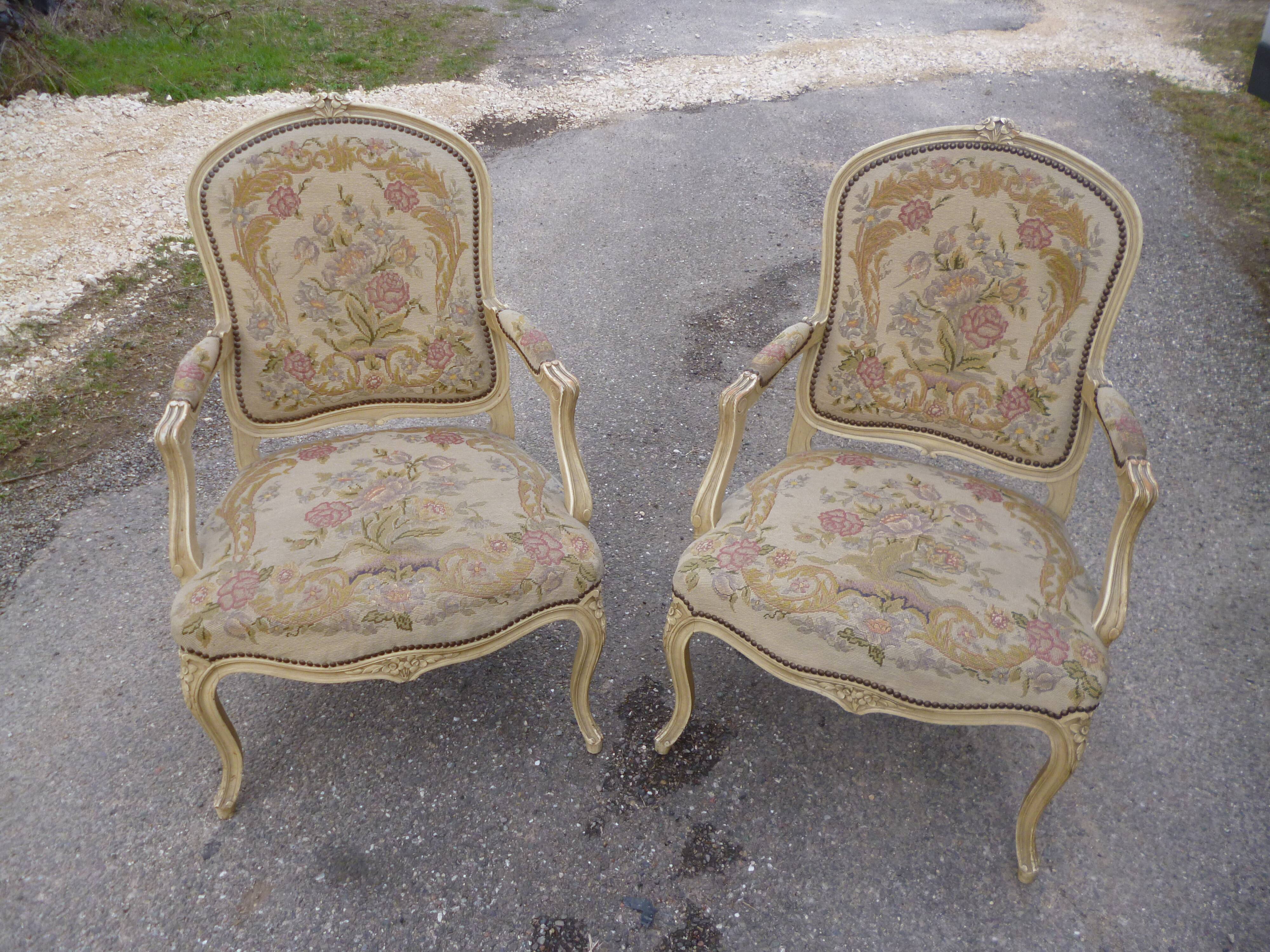 Paire de fauteuils de style Louis XV patine ancienne