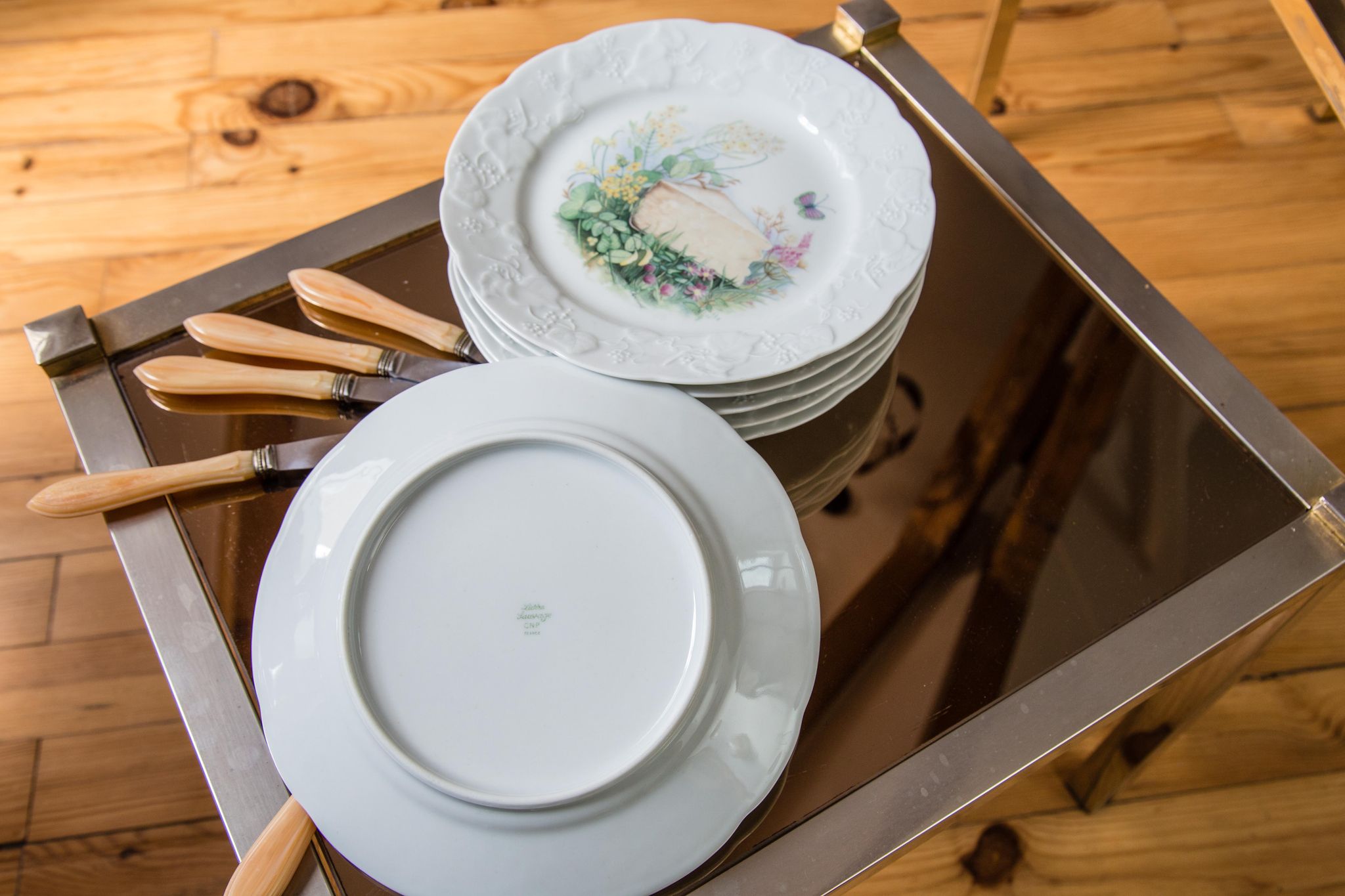 Assiettes à fromage et couteaux