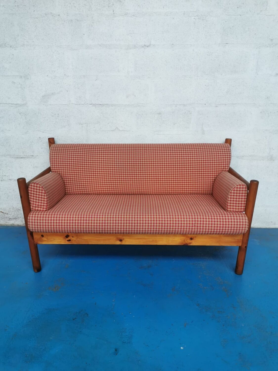 Bench in pine and gingham fabrics