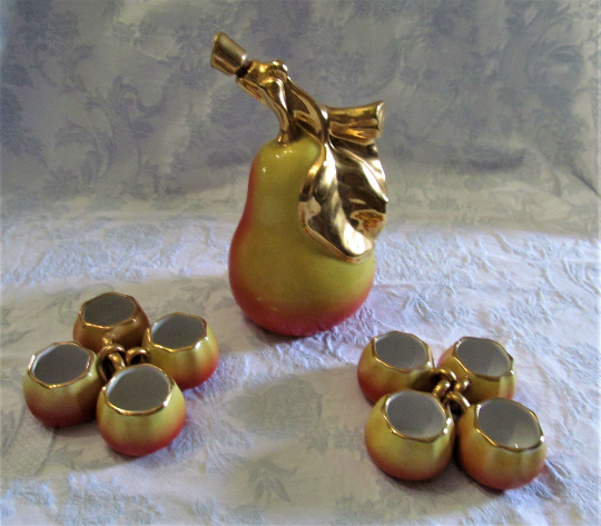 8 tasses et une bouteille en forme de poire 1960