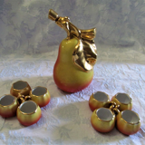 8 tasses et une bouteille en forme de poire 1960