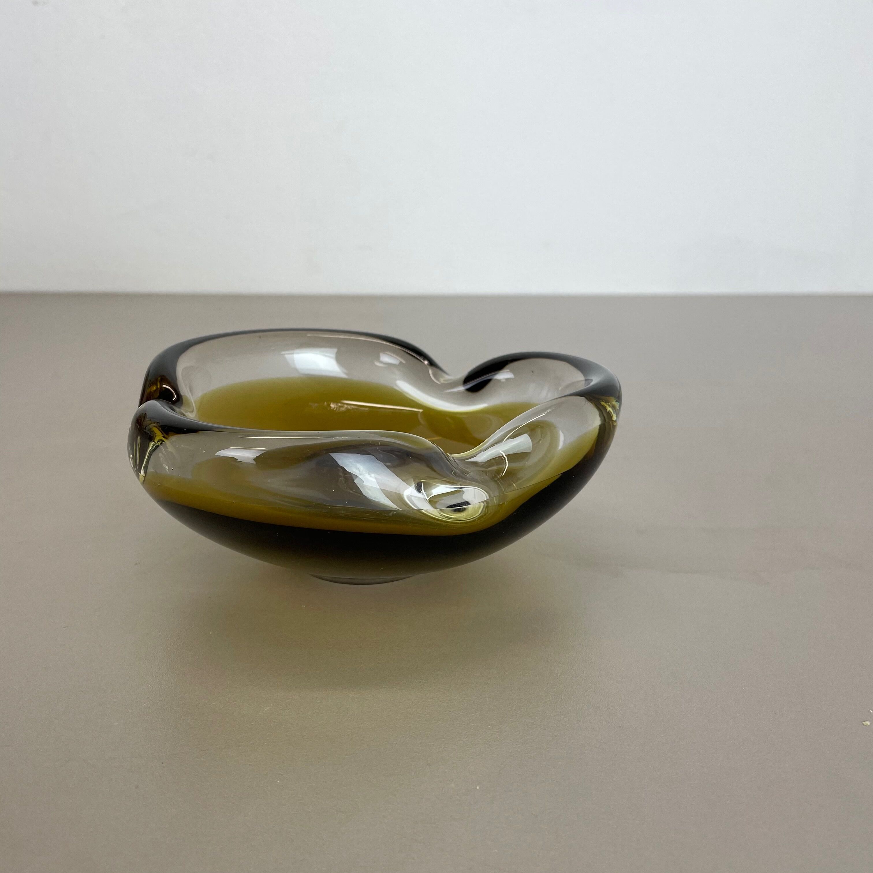Large Murano Glass "Ochre" 1,1Kg Bowl Shell Ashtray Murano, Italy, 1970s