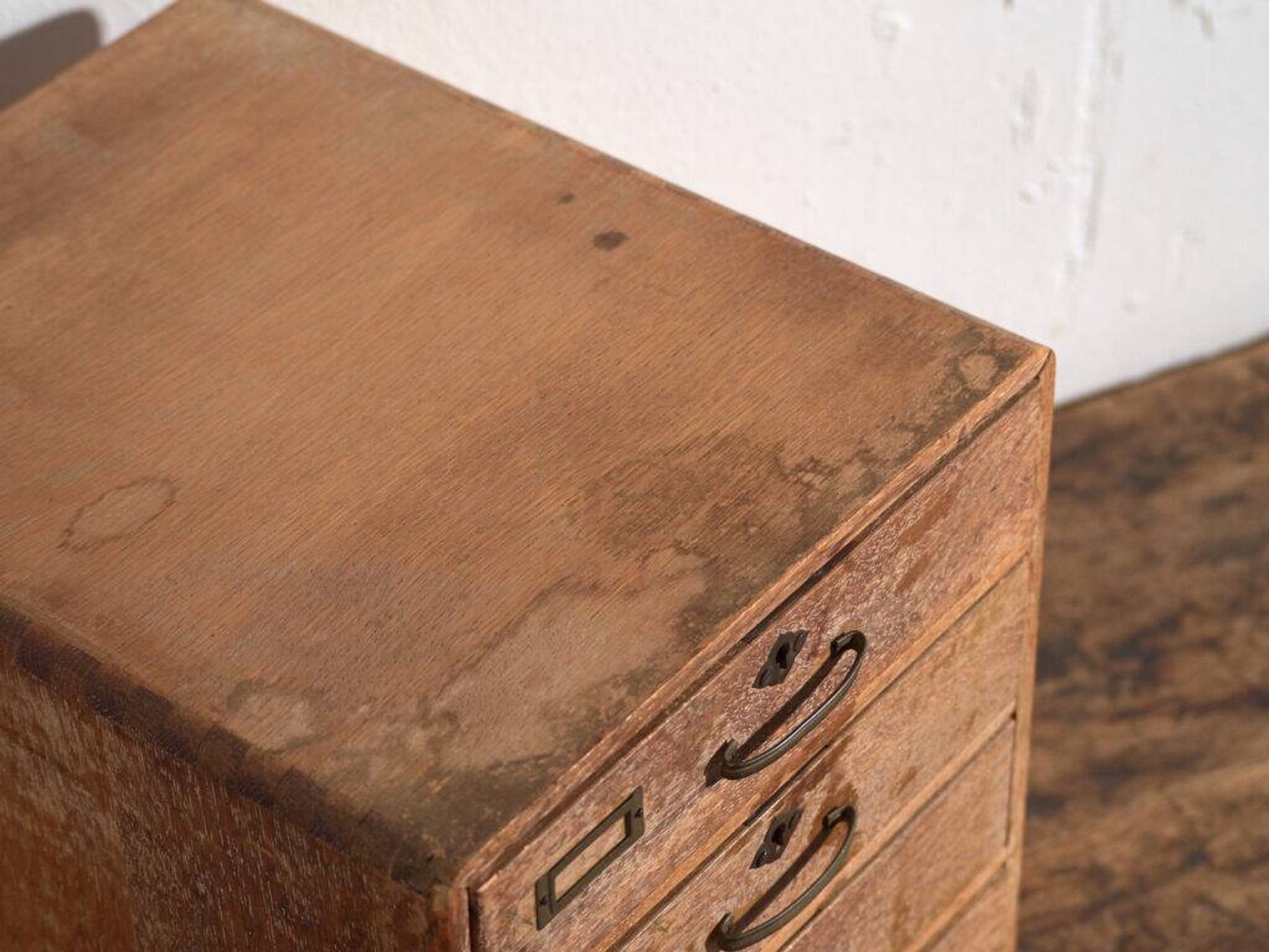 Small Japanese desk chest in oak and red pine, mid-Showa period, circa 1945–1970.
