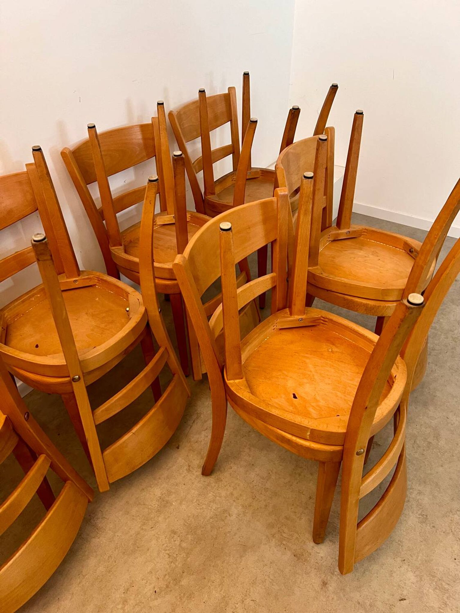 Lot 12 wooden bistro chairs by Horgen Glarus 70s vintage