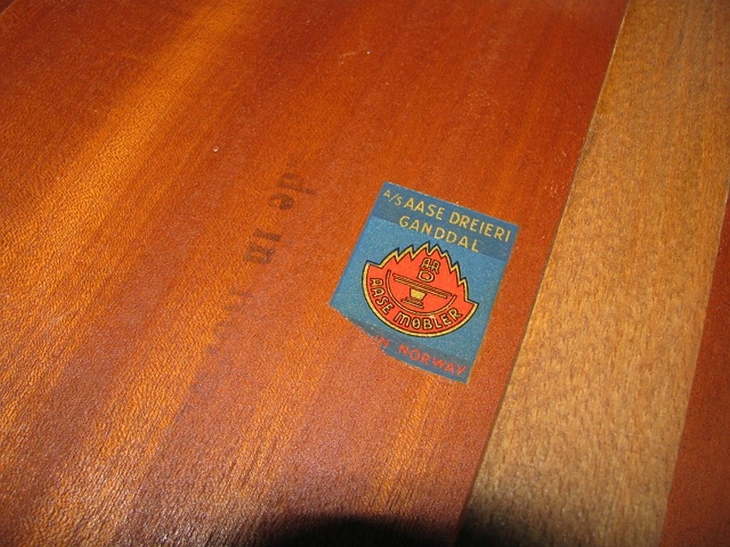 Table d'appoint plateau de service Aase Dreieri Ganddal Norvège  en teck et chêne années 1960