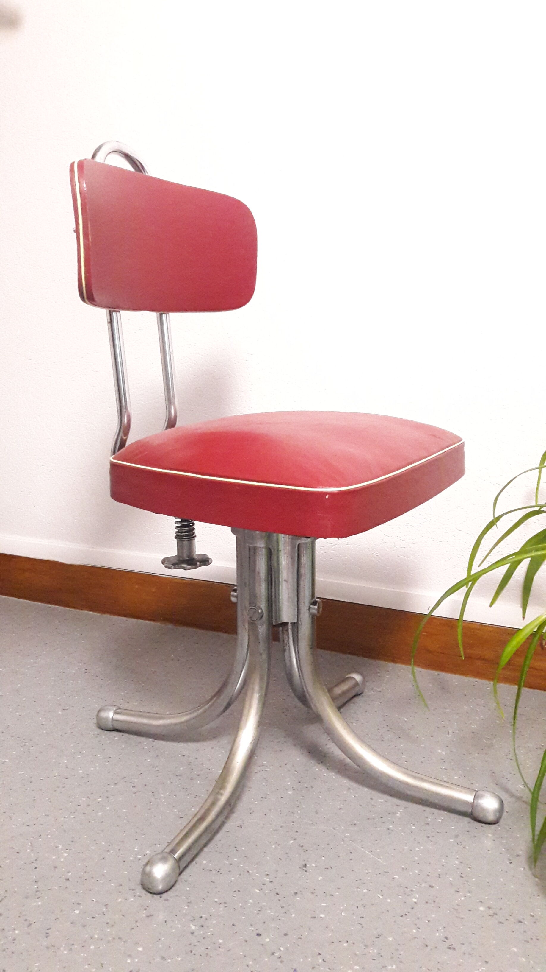 Chaise pivotante skaï bordeau 1960