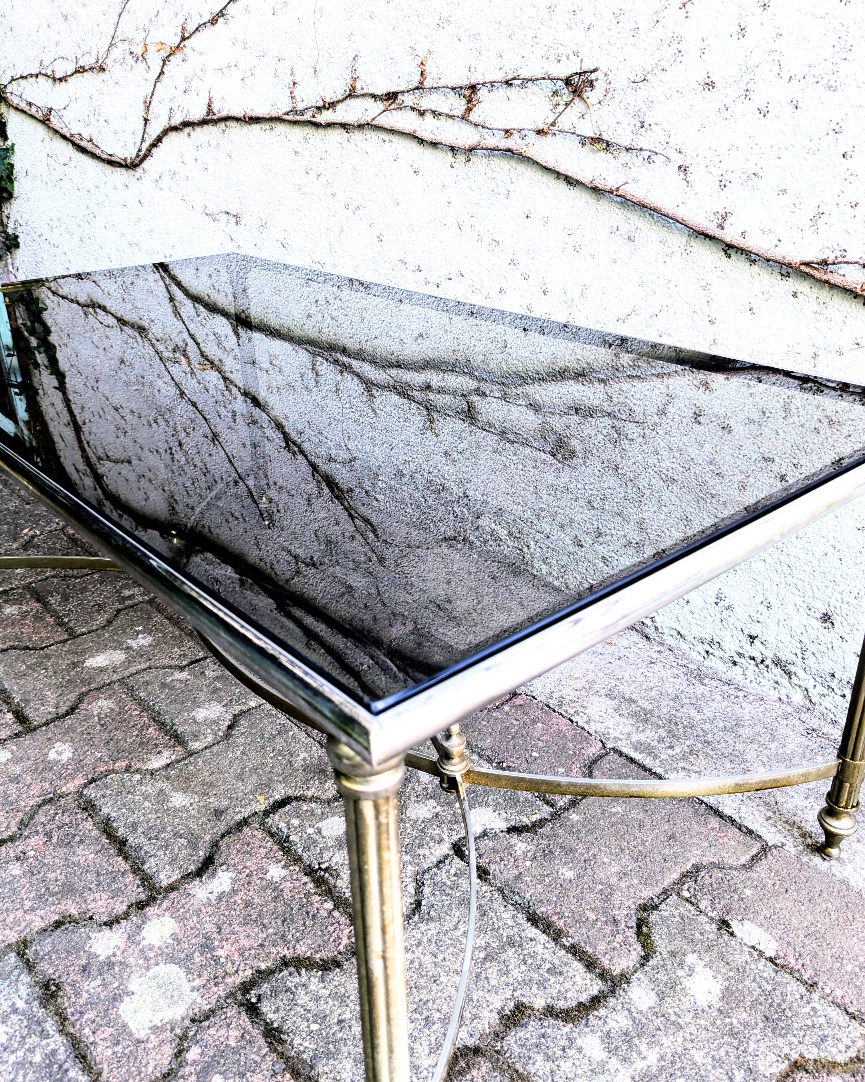 Table basse métal et verre fumé