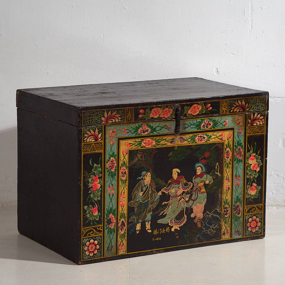 Antique oriental chest with painting of the warrior Yang Mulan (c.1900) #9
