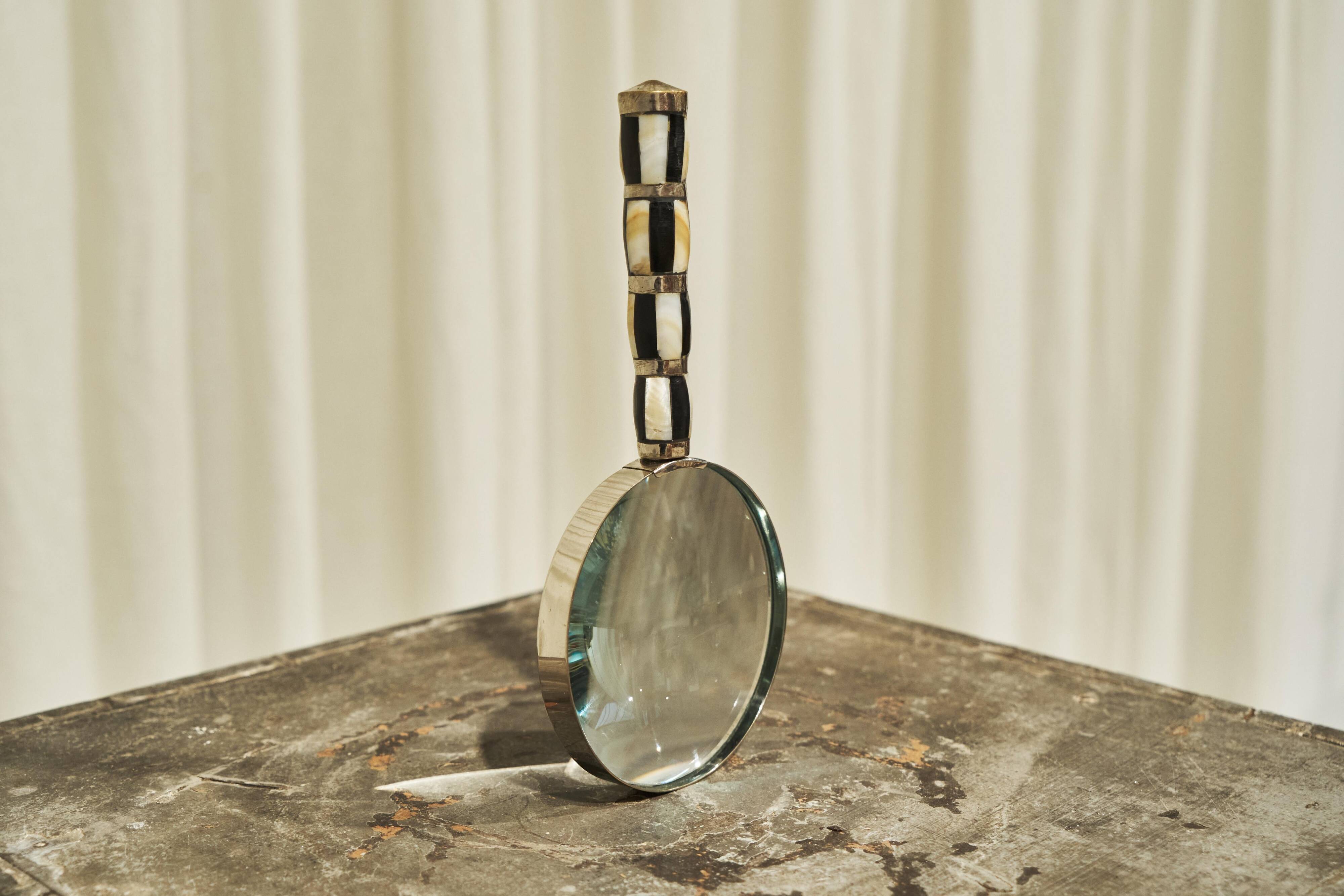 Art Deco magnifying glass in mother-of-pearl and silver, 1930.