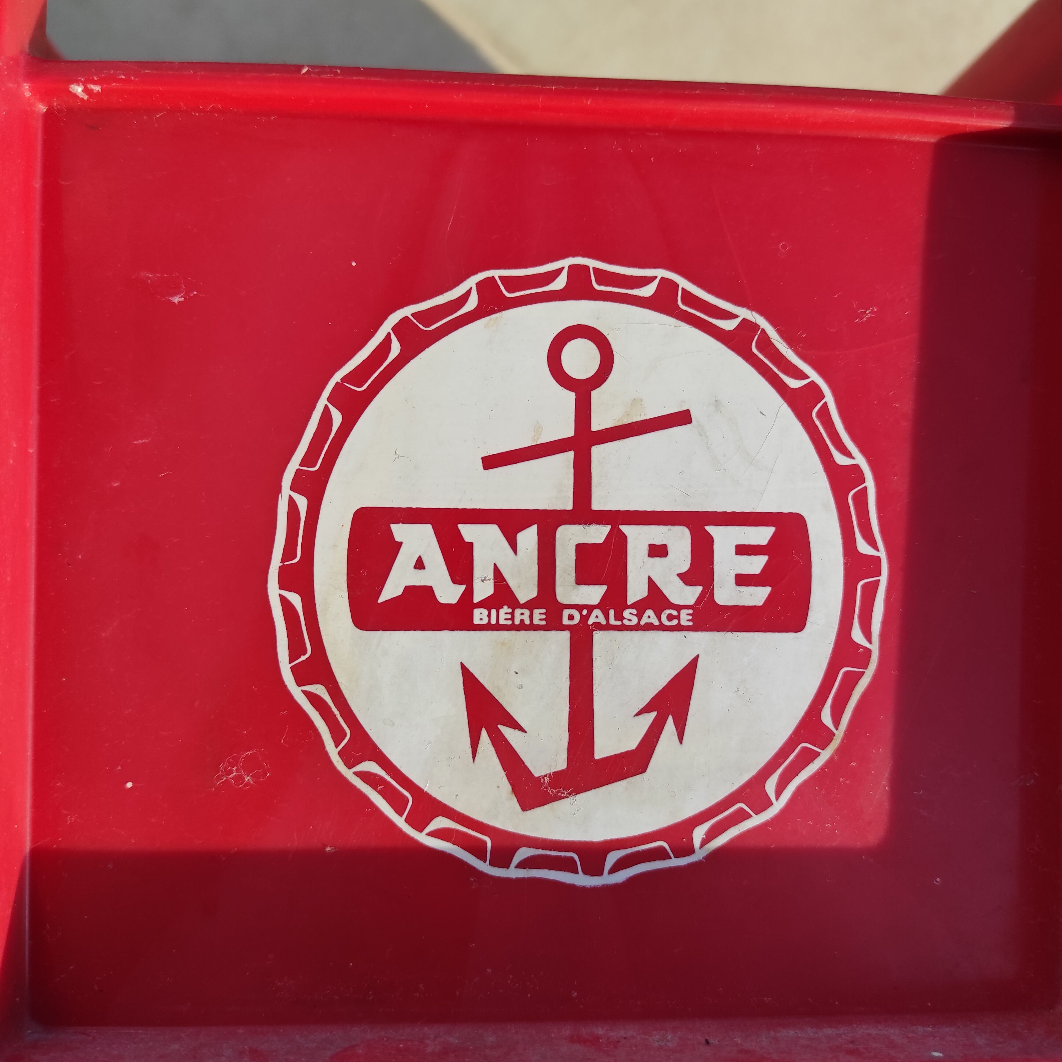 Vintage red plastic locker for 35 bottles of 25 cl anchor beer