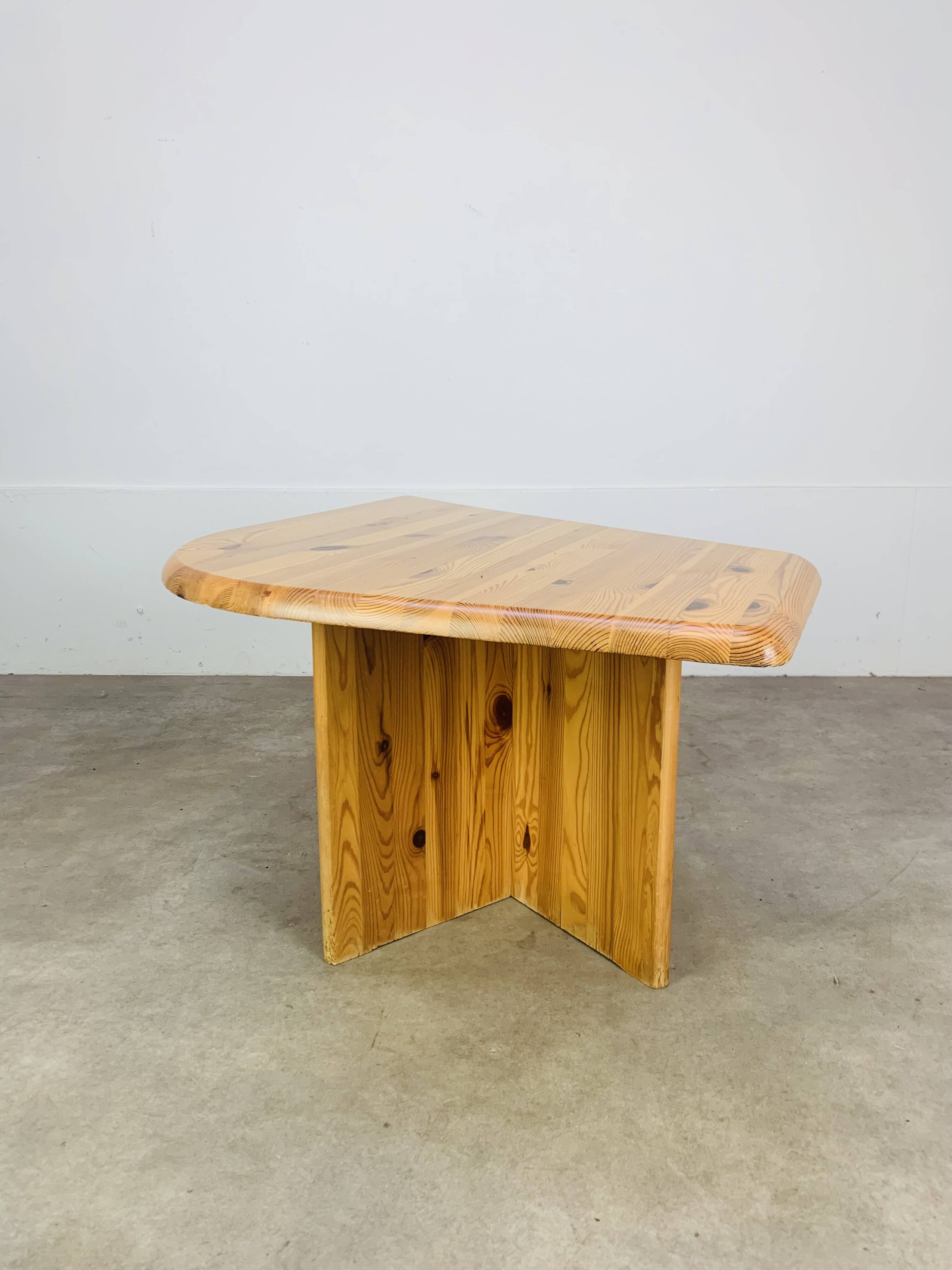Table basse en pin massif forme organique, années 80