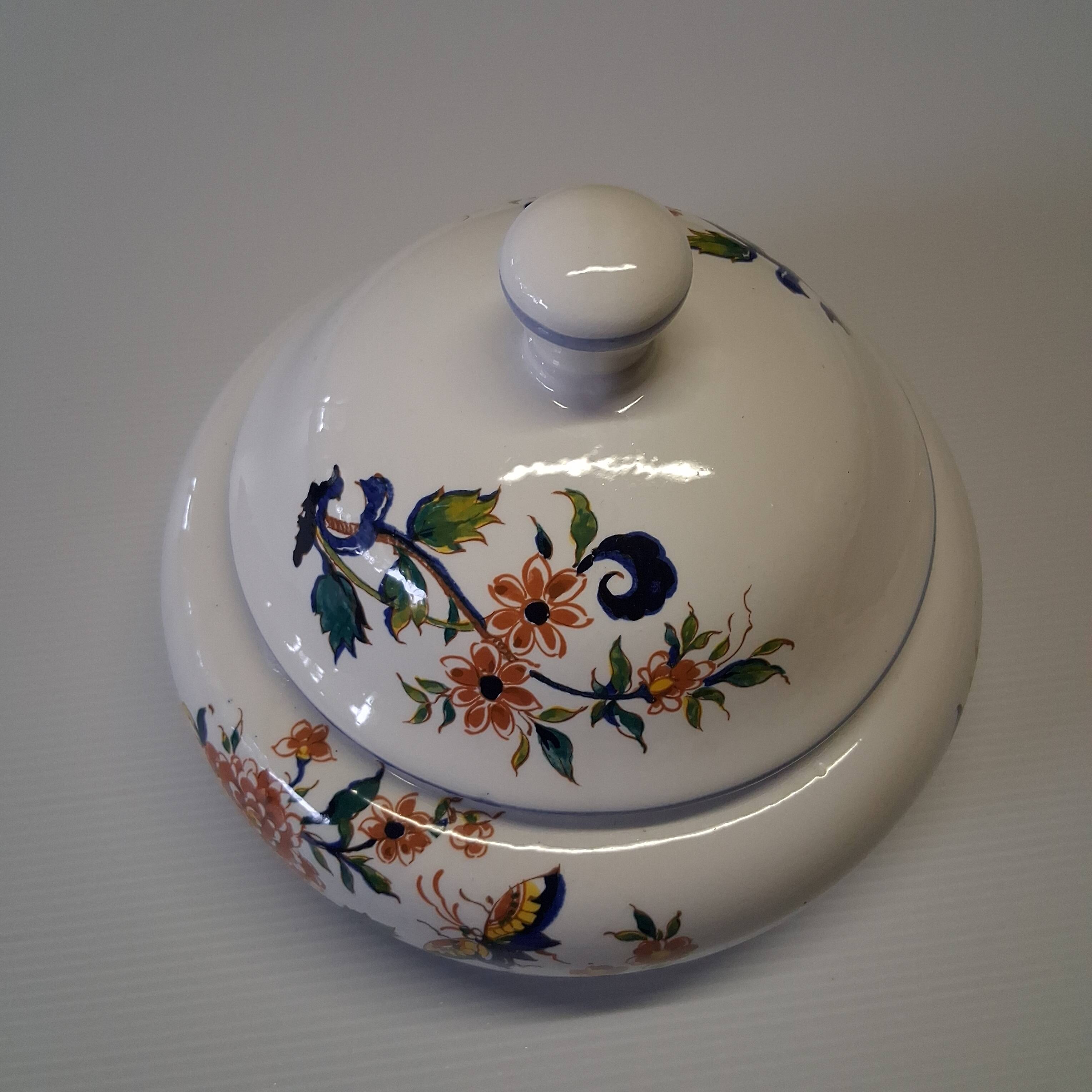 Ceramic pot with lid