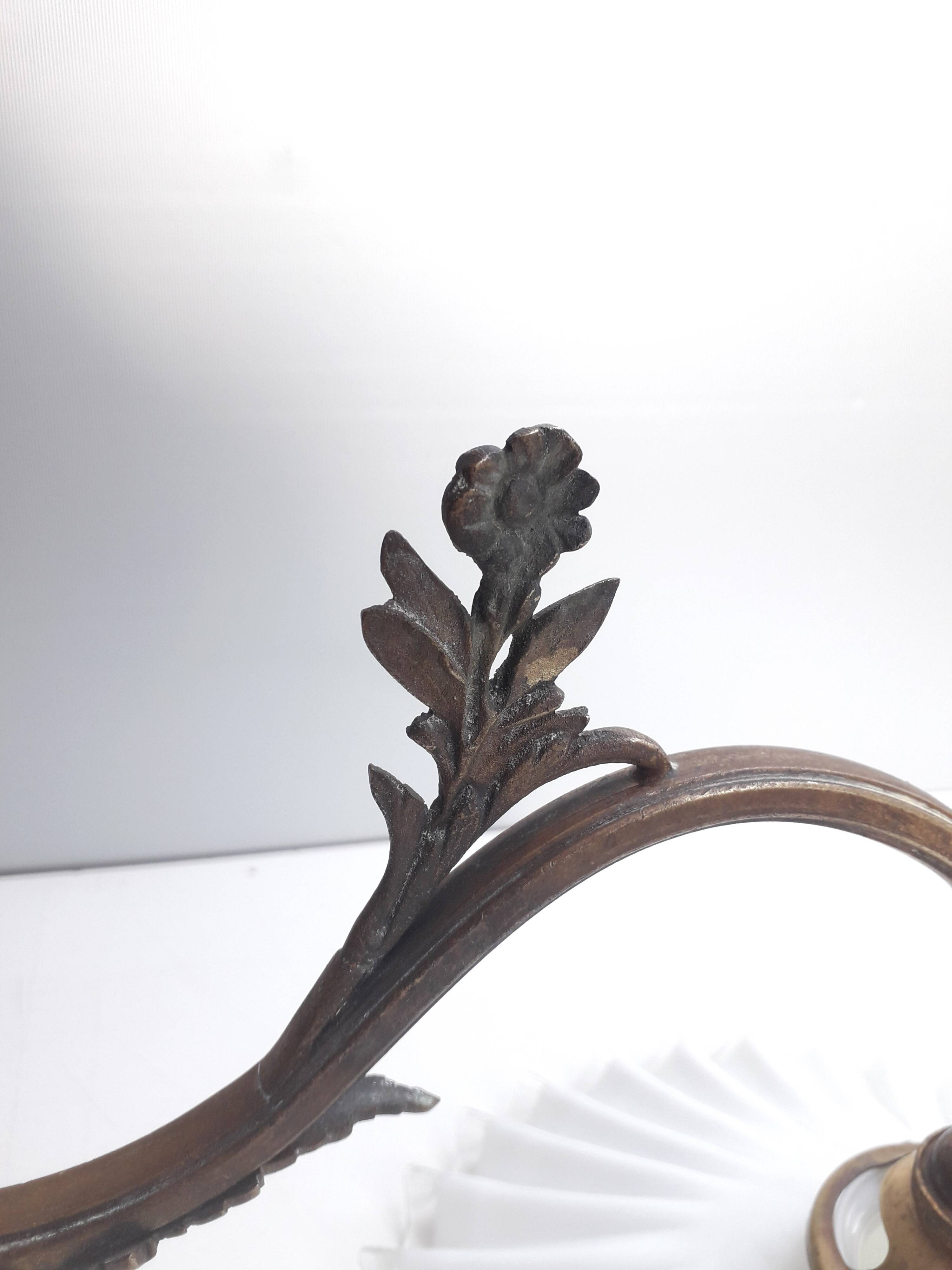 Applique Art nouveau Bronze et opaline plissée.