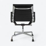 Paire noire (2) de chaises de bureau Herman Miller Original Eames EA318 avec bases à roulettes