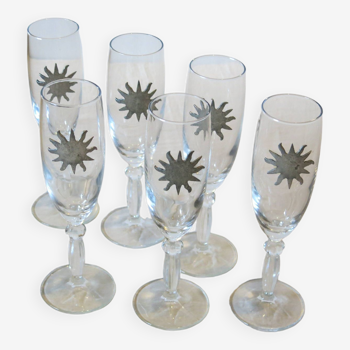 6 champagne flutes in very good condition.