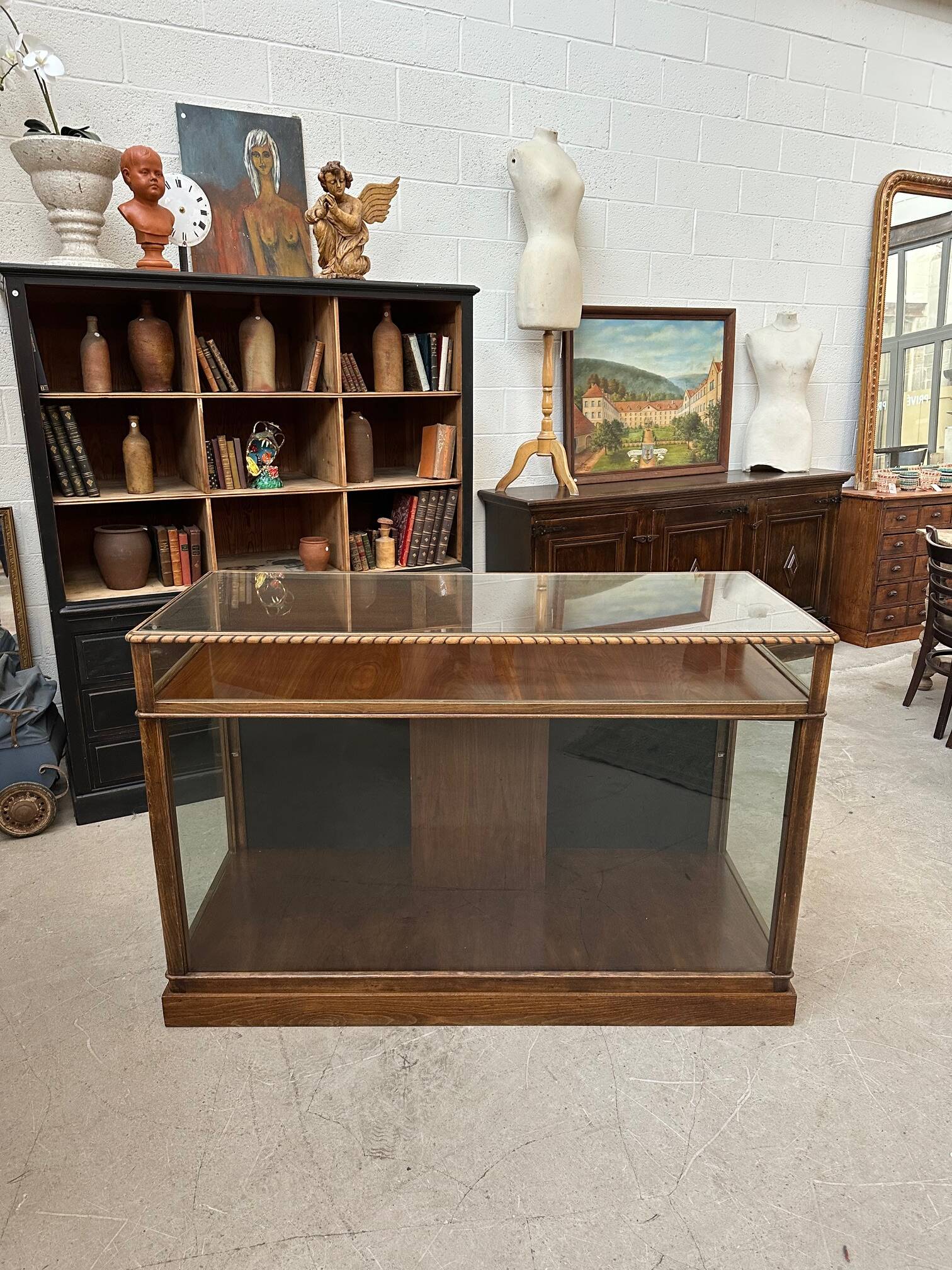 Early 20th century display counter