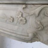 Cheminée de style Louis XV en marbre blanc de Carrare XIX siècle