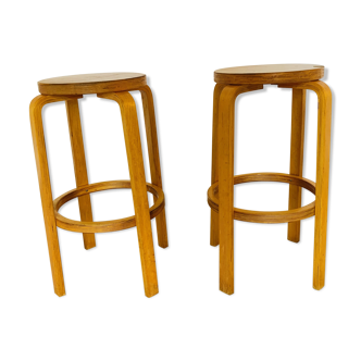 2 bar stools