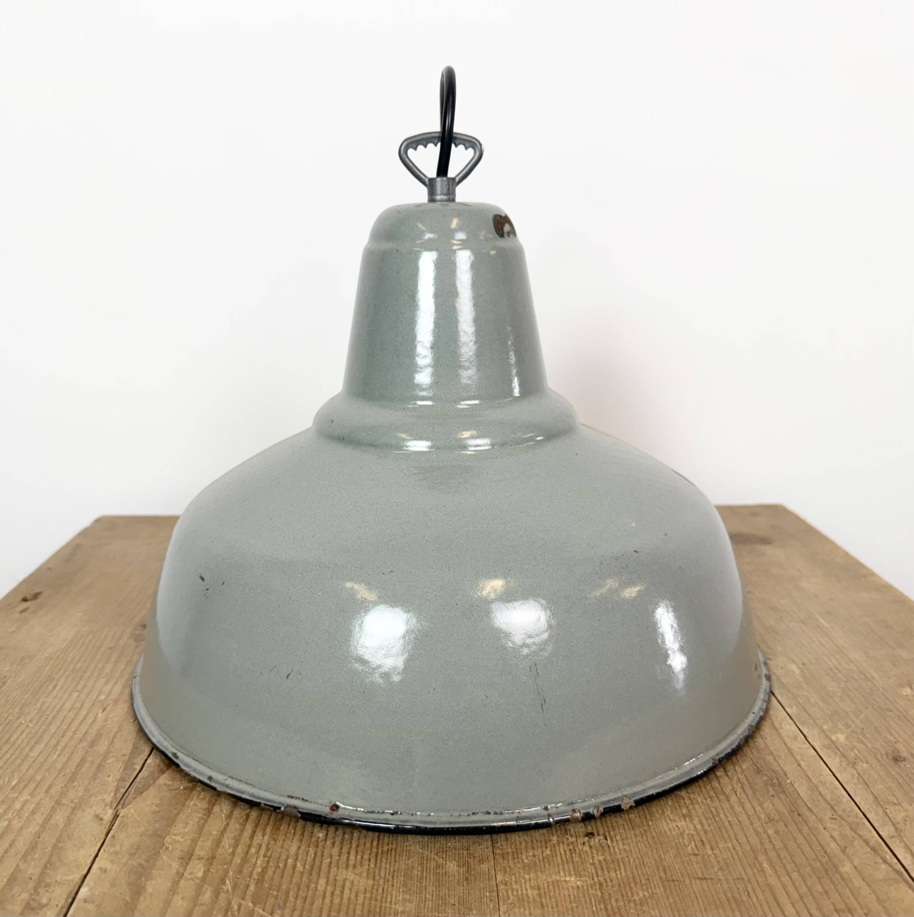 Lampe suspendue en émail gris industriel, années 1960