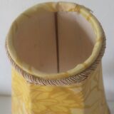 Lampe vintage en rotin abat jour jaune