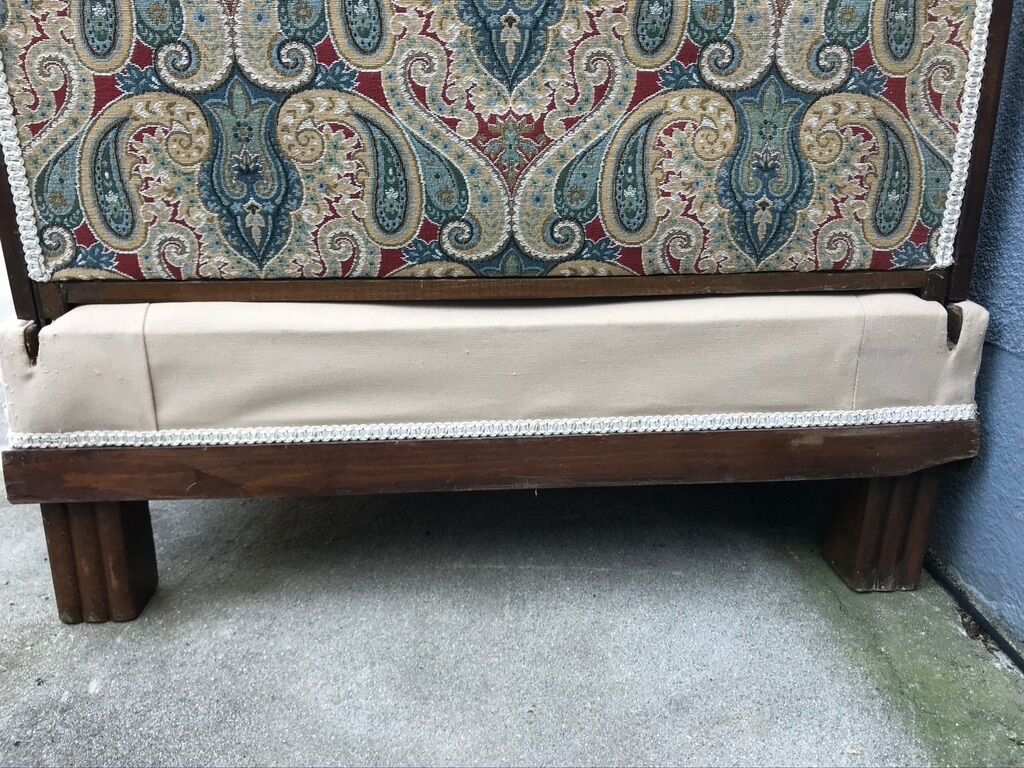 Bench reads art deco