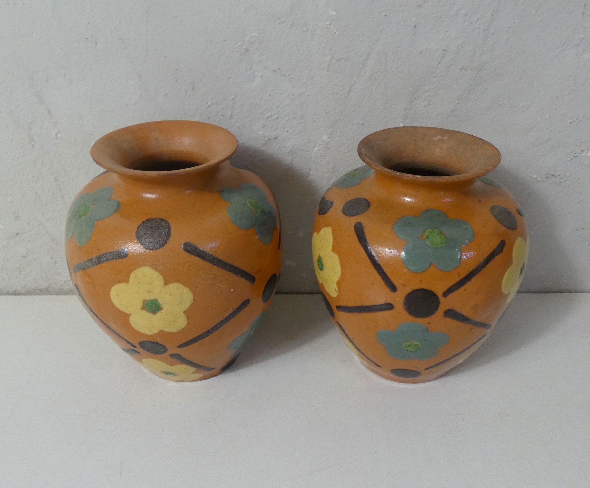 paire de vases en terre cuite vernissée