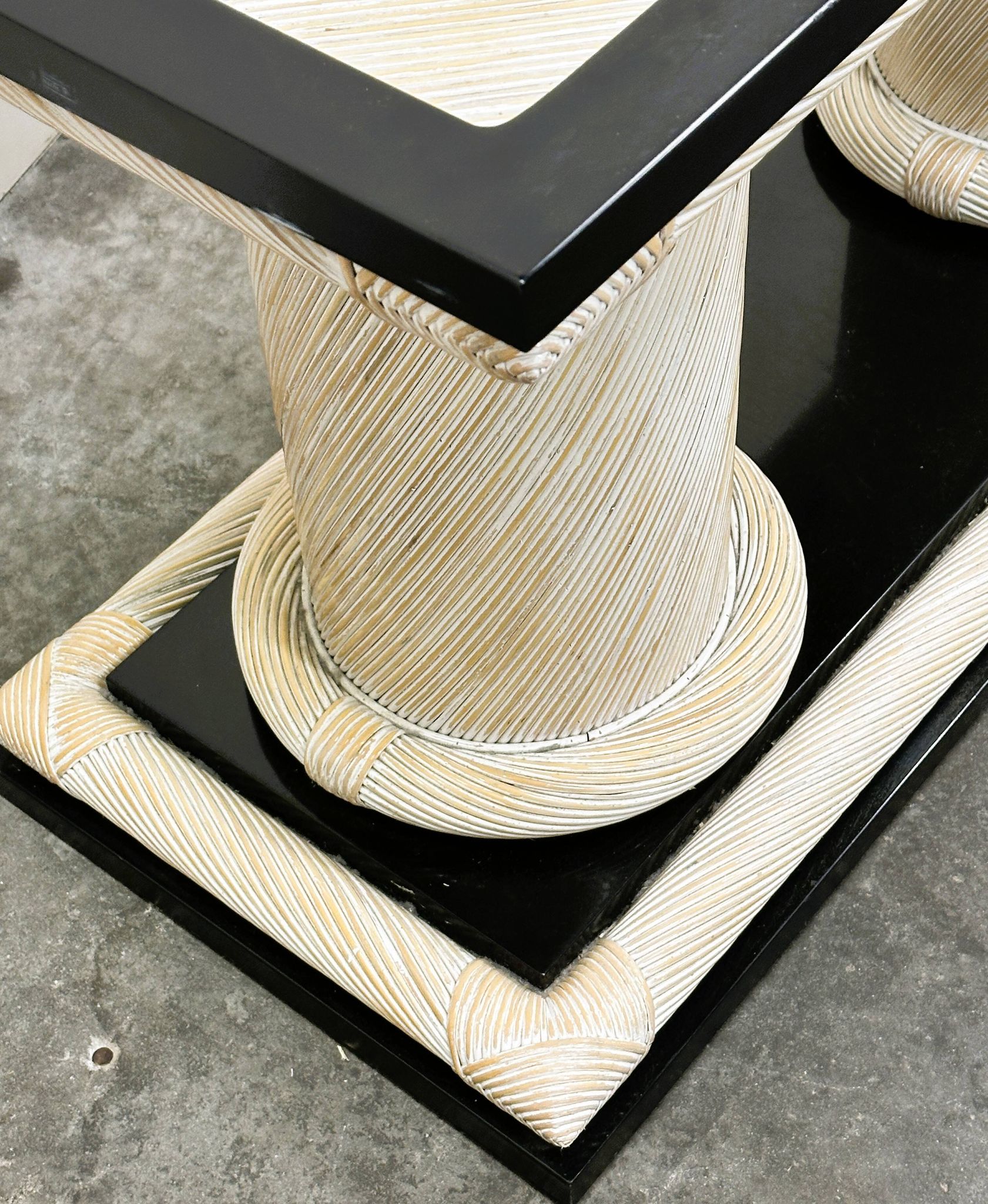 Table console en rotin organique Howard Dilday des années 1970 avec bordure laquée noire.