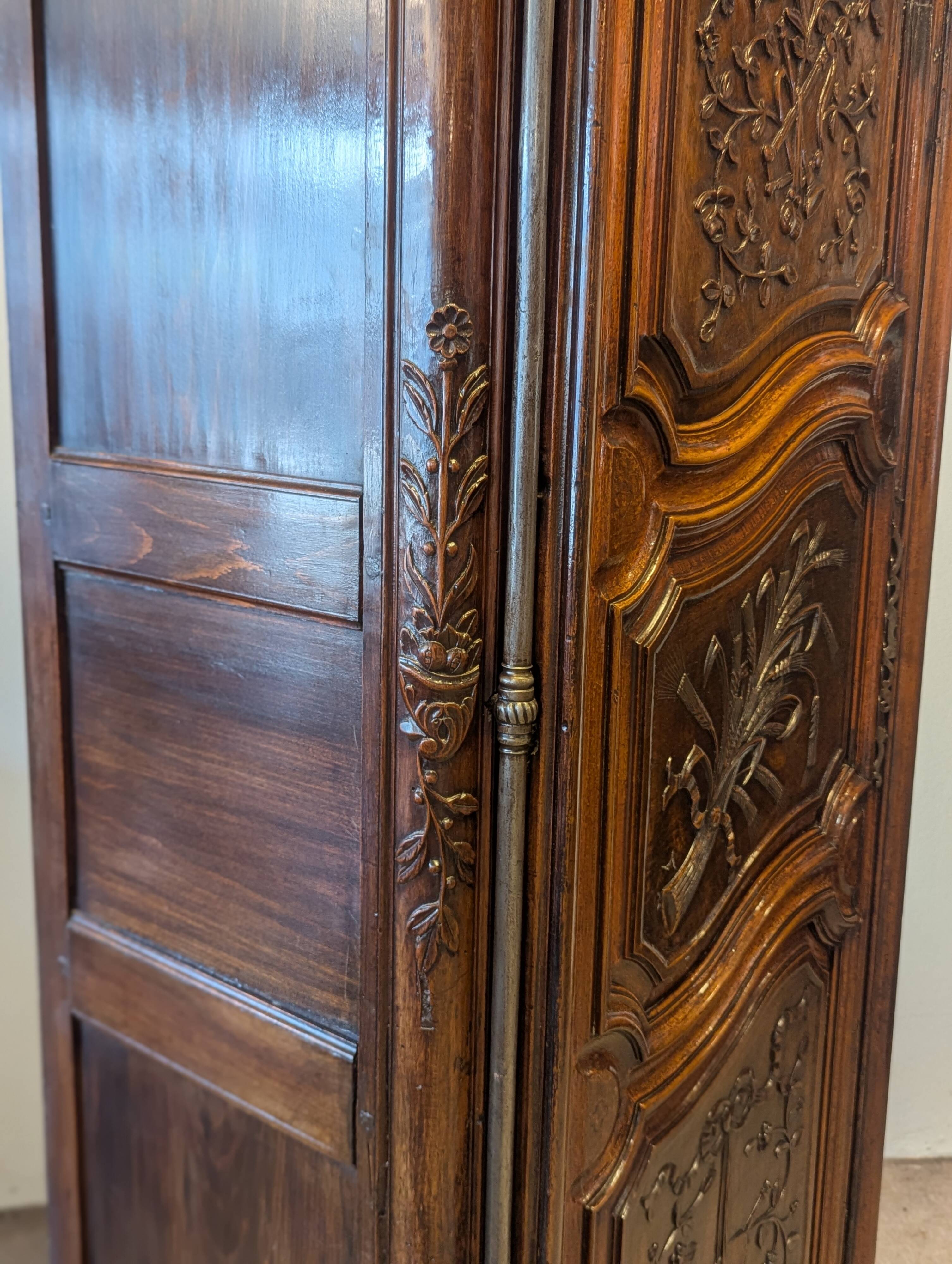 Antique Louis XV bonnetière in carved walnut – Late 18th century