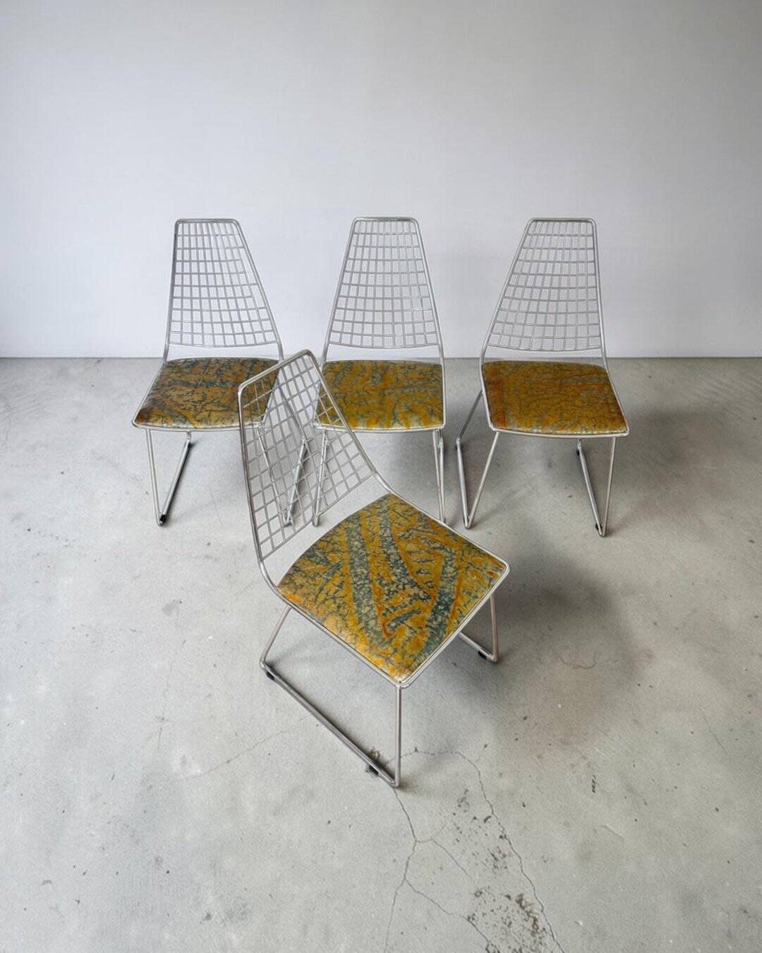 Set de 4 chaises design en cuir décoré à main et acier, années 1970