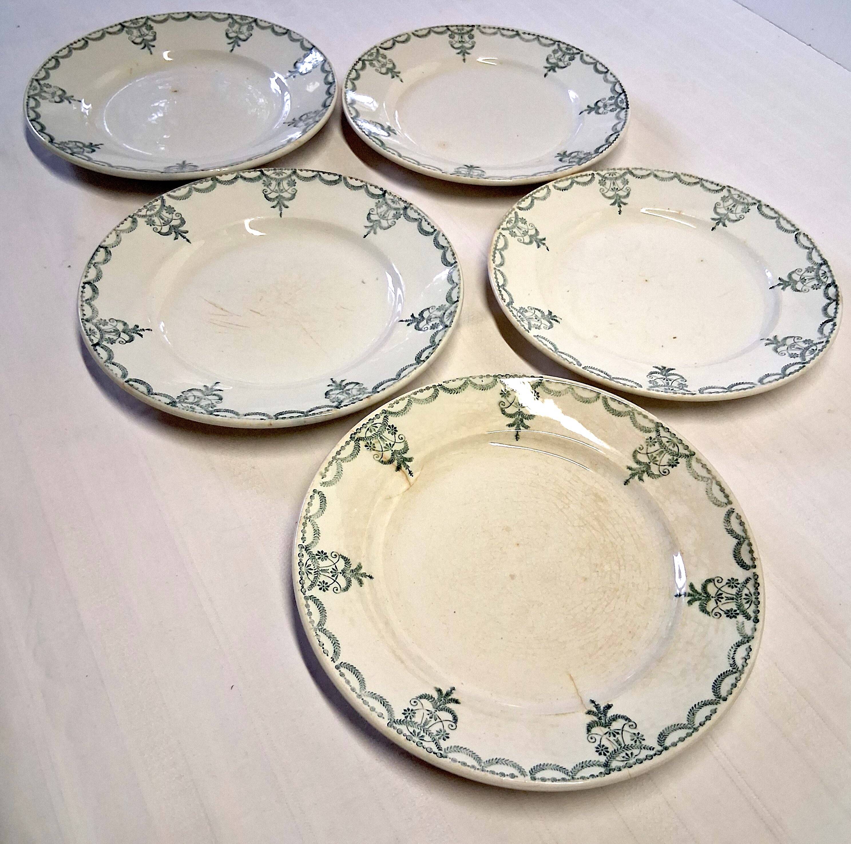 5 assiettes à dessert ancienne de chez Moulins des loups en bon état